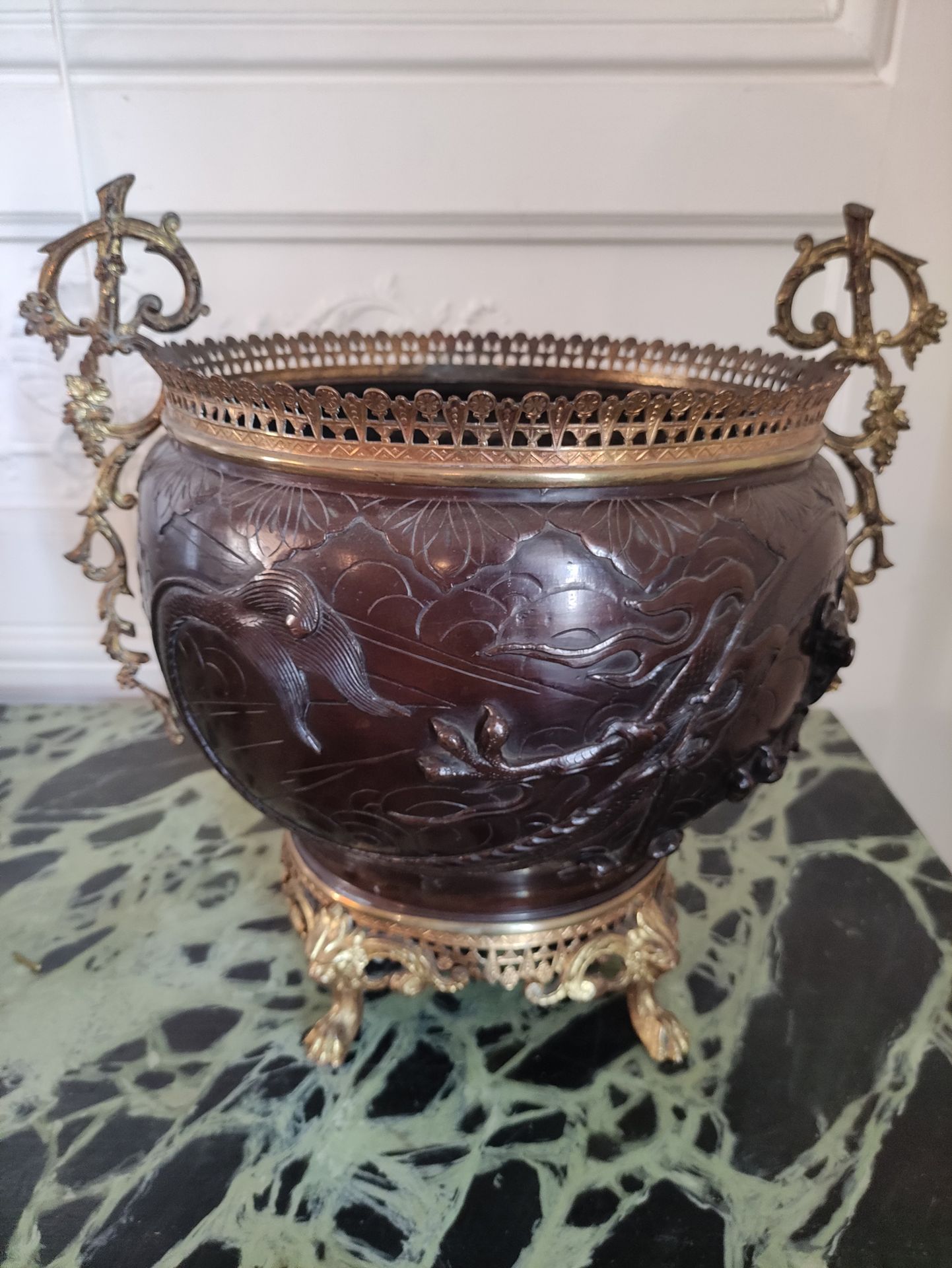 Null 日本大型青铜罐，有棕色铜锈，有凤凰和龙的重塑装饰。 日本黄铜和鎏金青铜安装。 19世纪晚期 高度：37厘米