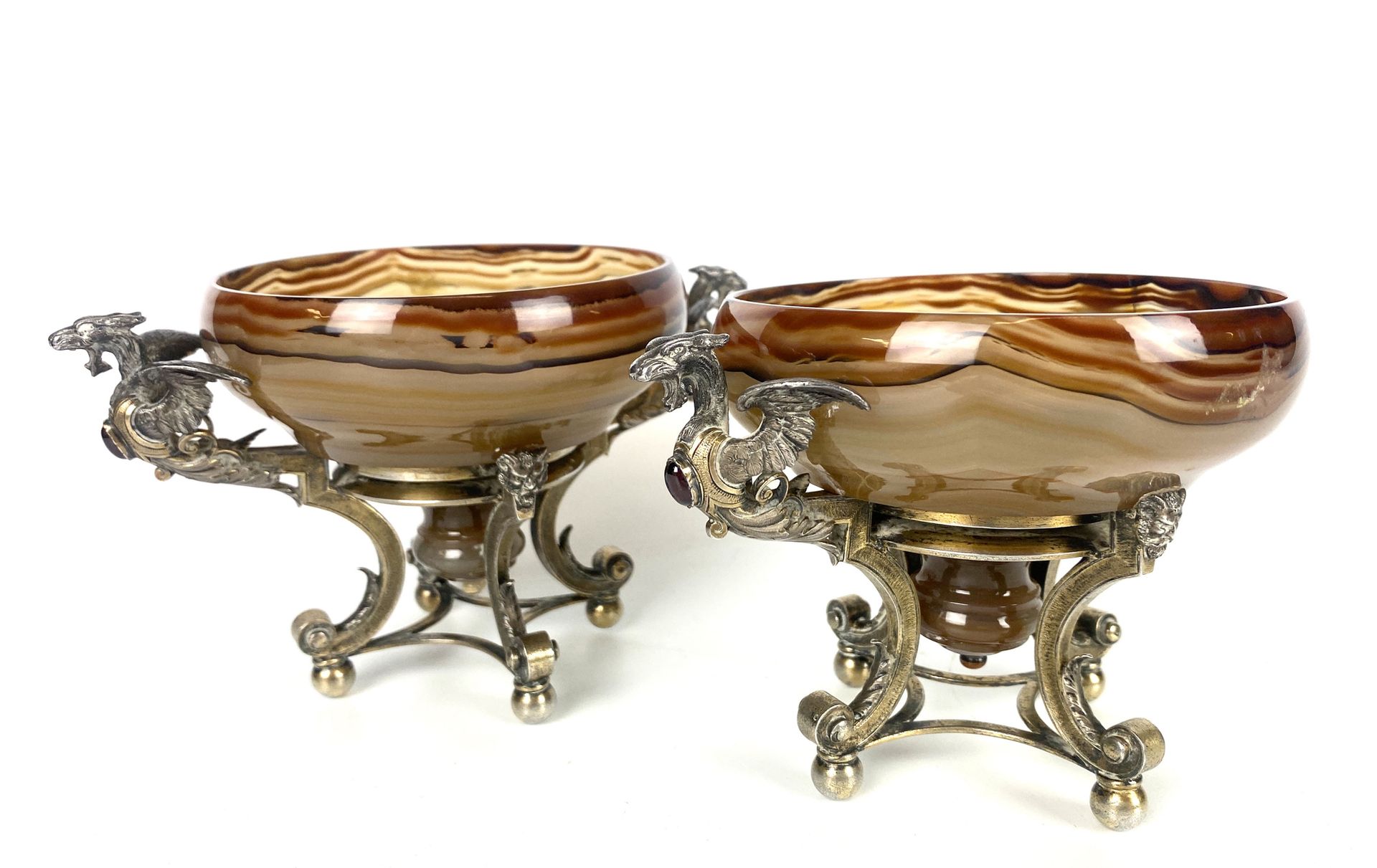 Null Pair of silver cups with dragons holding garnets. Agate bowl. Height : 9,5 &hellip;