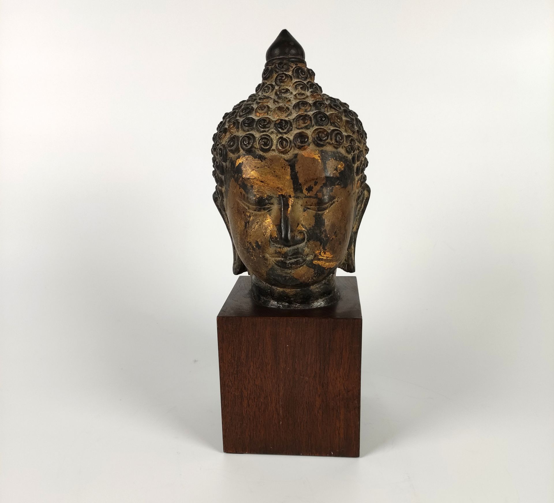 Null 
CHINA
Schöner Buddha-Kopf aus vergoldeter Bronze mit brauner Patina, die A&hellip;