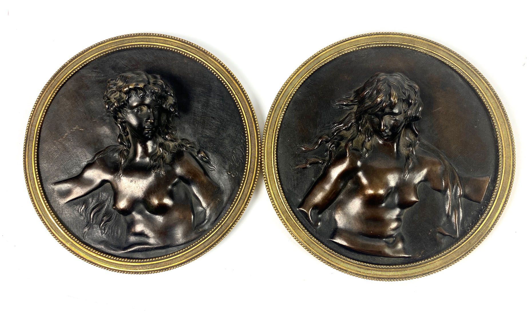 Null 在CLODION之后 一对铜质奖章，有棕色的铜锈和女性半身像的回纹装饰。铜环。19世纪 总直径：18厘米