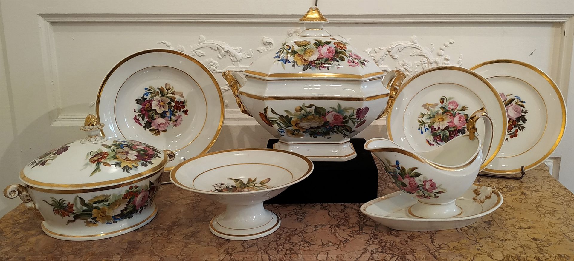 Null 布鲁塞尔制造的CAPPELLEMANS重要的镀金花边的瓷器餐具，每个都是手绘的不同的多色花装饰，包括:- 22个汤盘（直径：24厘米） - 30个餐盘&hellip;