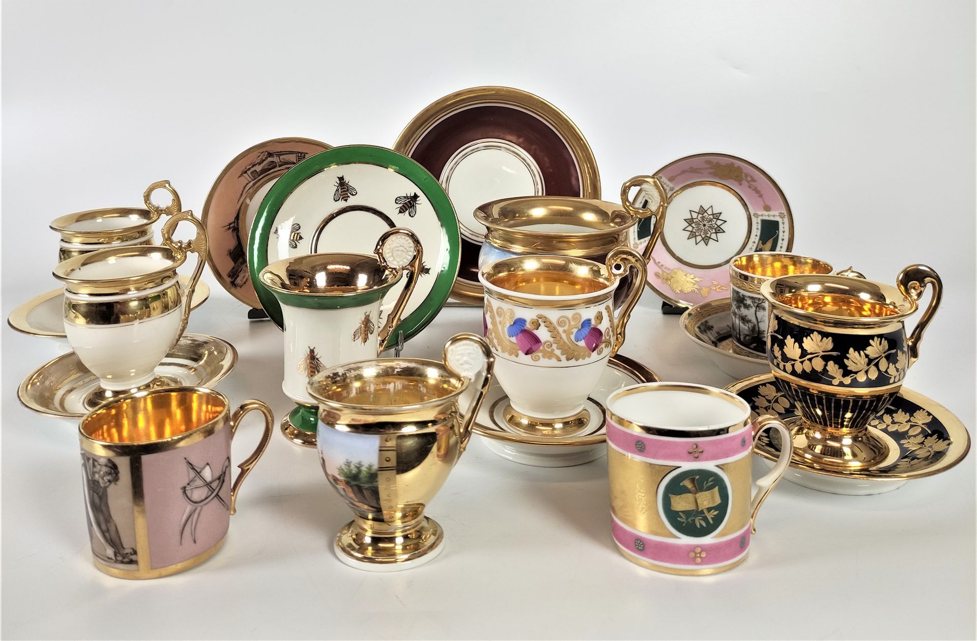 Null 巴黎及其他收藏十杯九碟，其中一个是巧克力杯，白色和金色的瓷器，一些有多色的奖章装饰。 19-20世纪（其中一个有黄金磨损）。 一对巴黎瓷器古董风格的基&hellip;