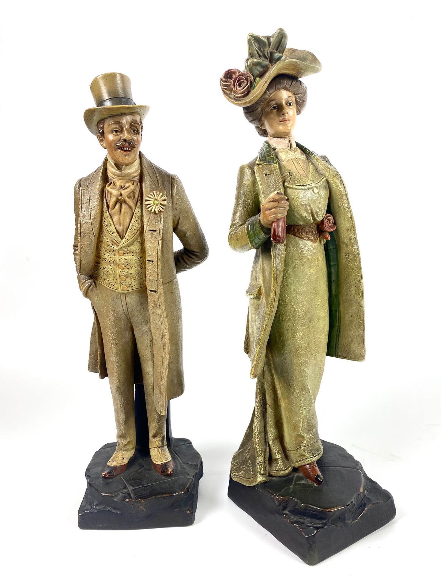 Null MANUFACTURE BERNARD BLOCH (1836-1909) Couple d'élégants Paire de statuettes&hellip;