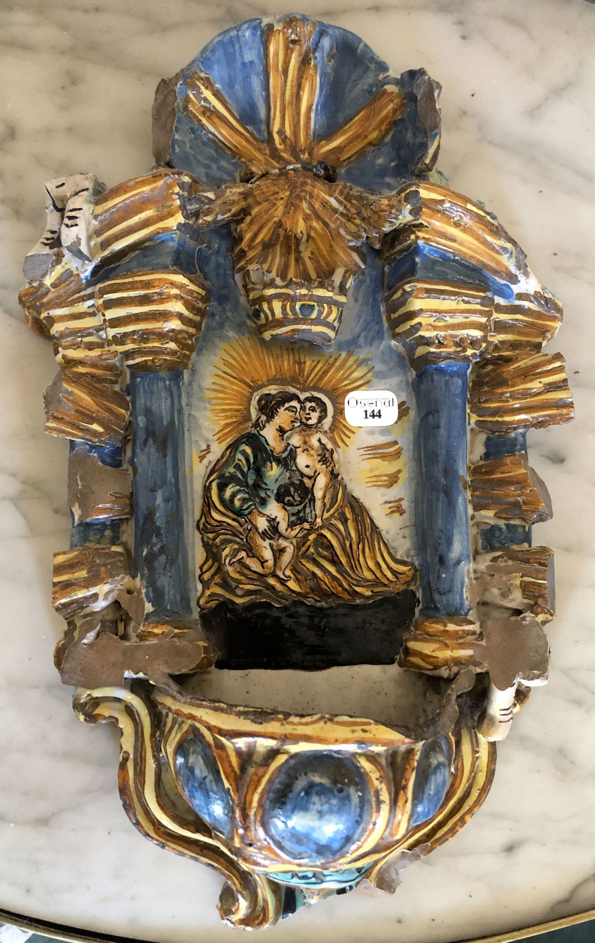 Null 意大利陶器BENITIER，中央装饰有一个古董废墟中的圣母和儿童。 	 17世纪 29 x 19厘米（事故和缺失的部分