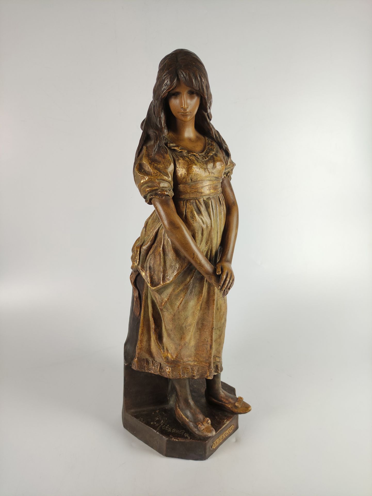 Null Friedrich GOLDSCHEIDER (1845-1897) Mignon Statue en terre cuite Cachet au d&hellip;