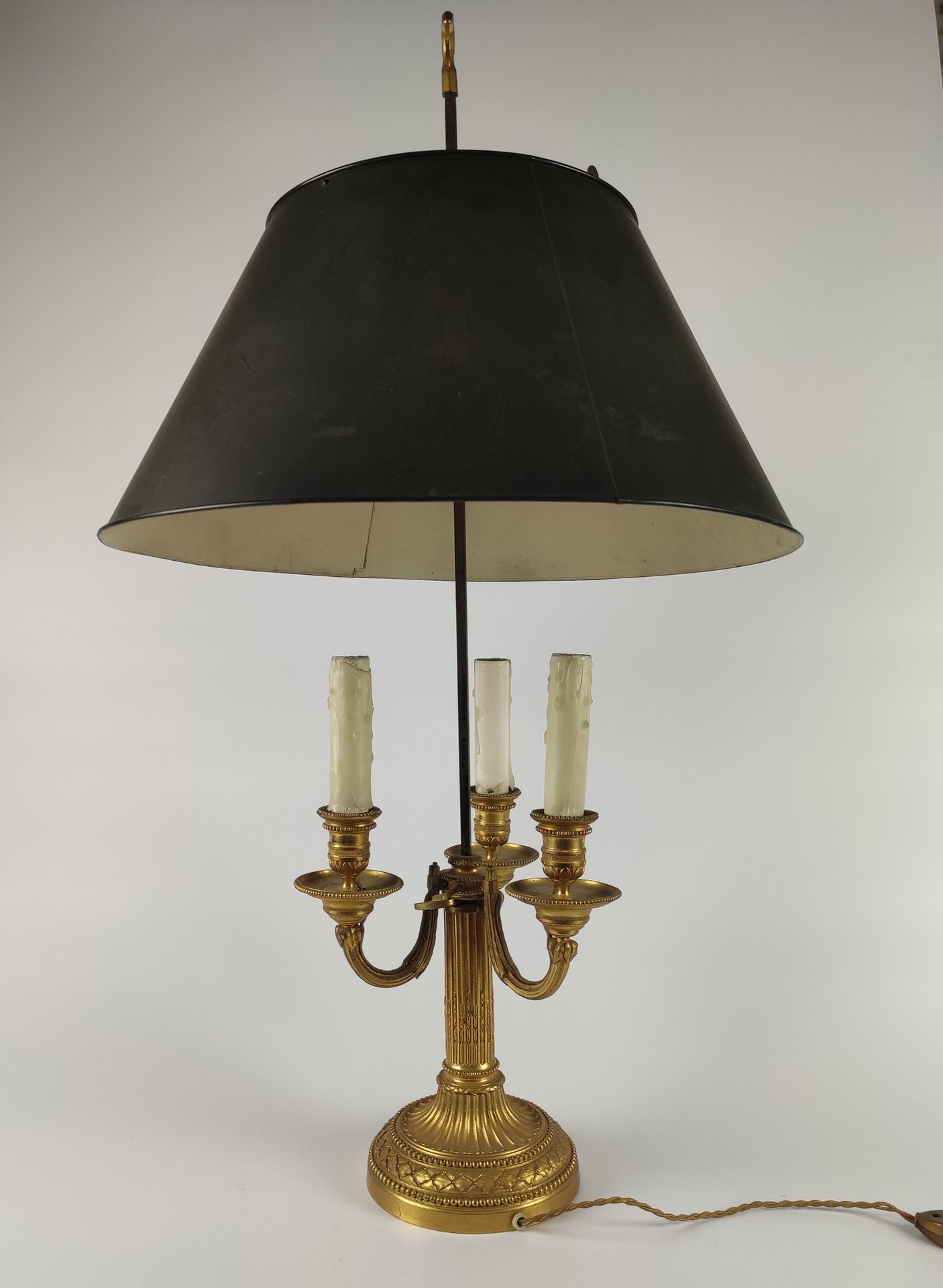 Null 一盏饰有凹槽轴和三条臂的青铜灯。19世纪初 高度：75厘米