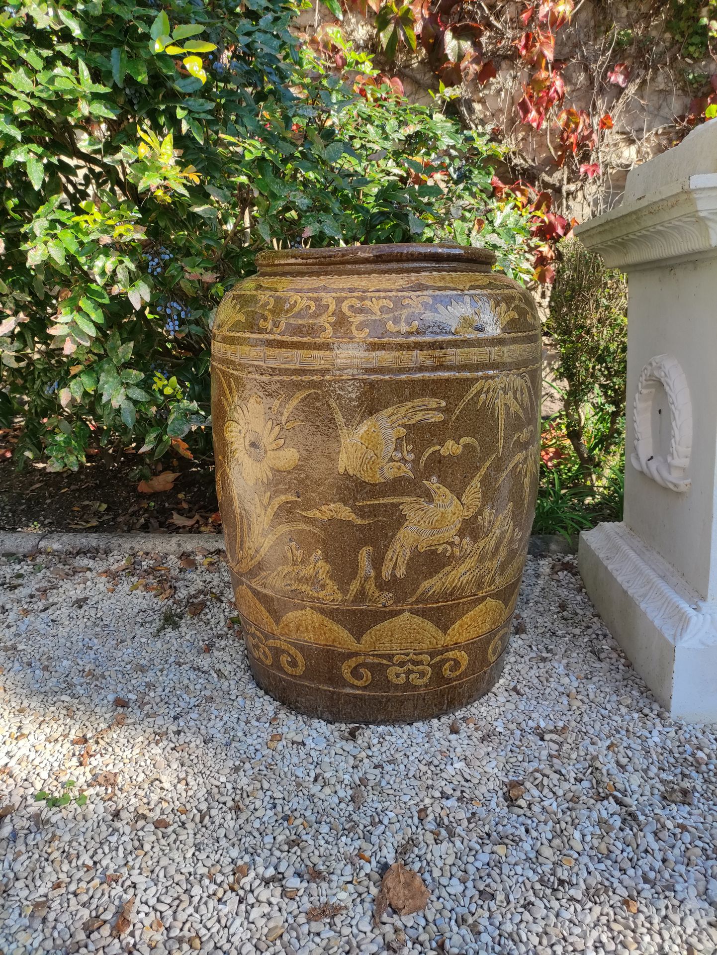 Null 东南亚 一对棕色单色釉的石器罐，上面有叶子、鸟和植物。约1900-1930年 高度：76厘米 直径：54厘米（有些烧制缺陷