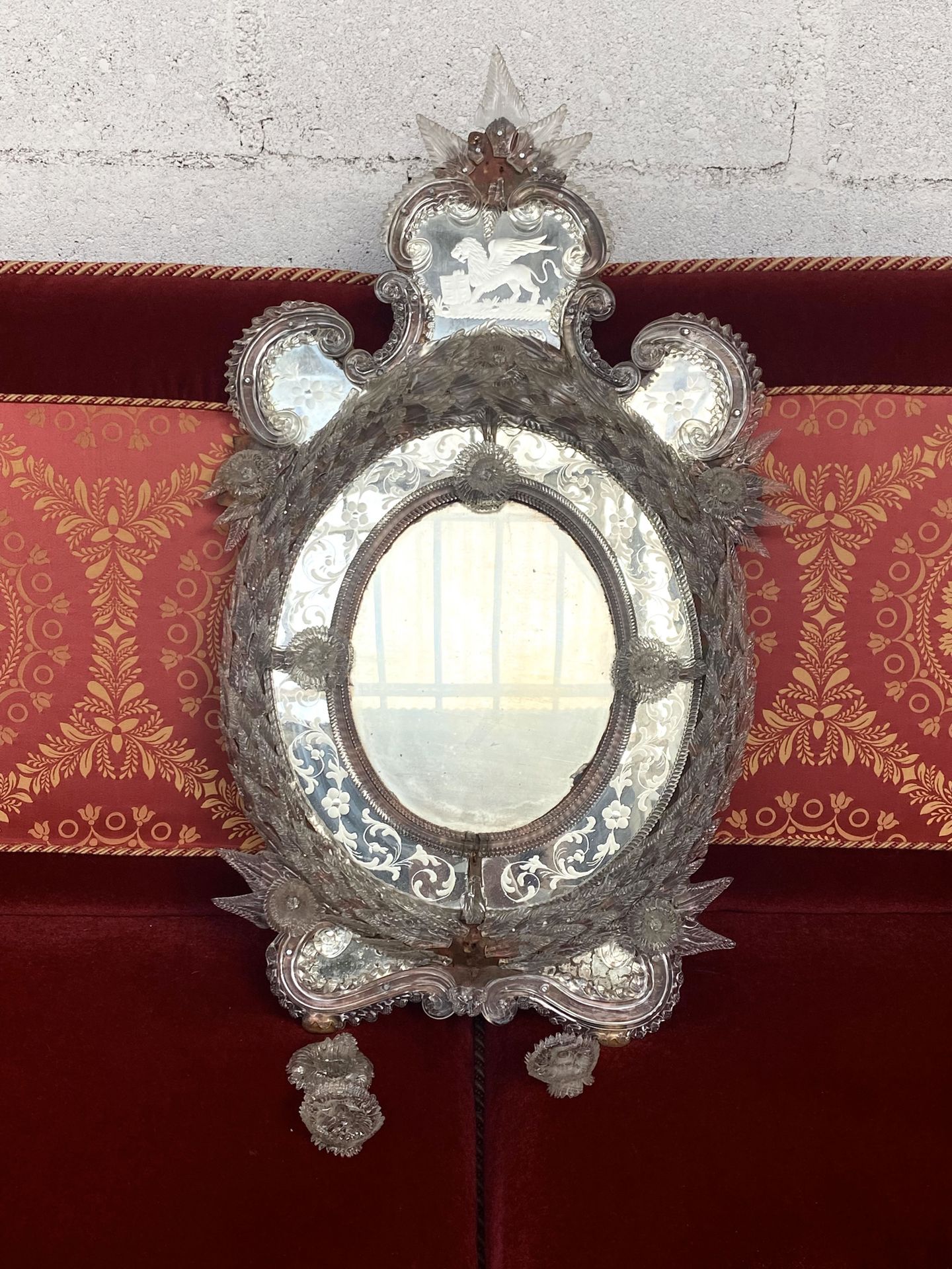 Null VENITIAN MIRROR, oval shape, engraved glass with garlands of flowers, the p&hellip;