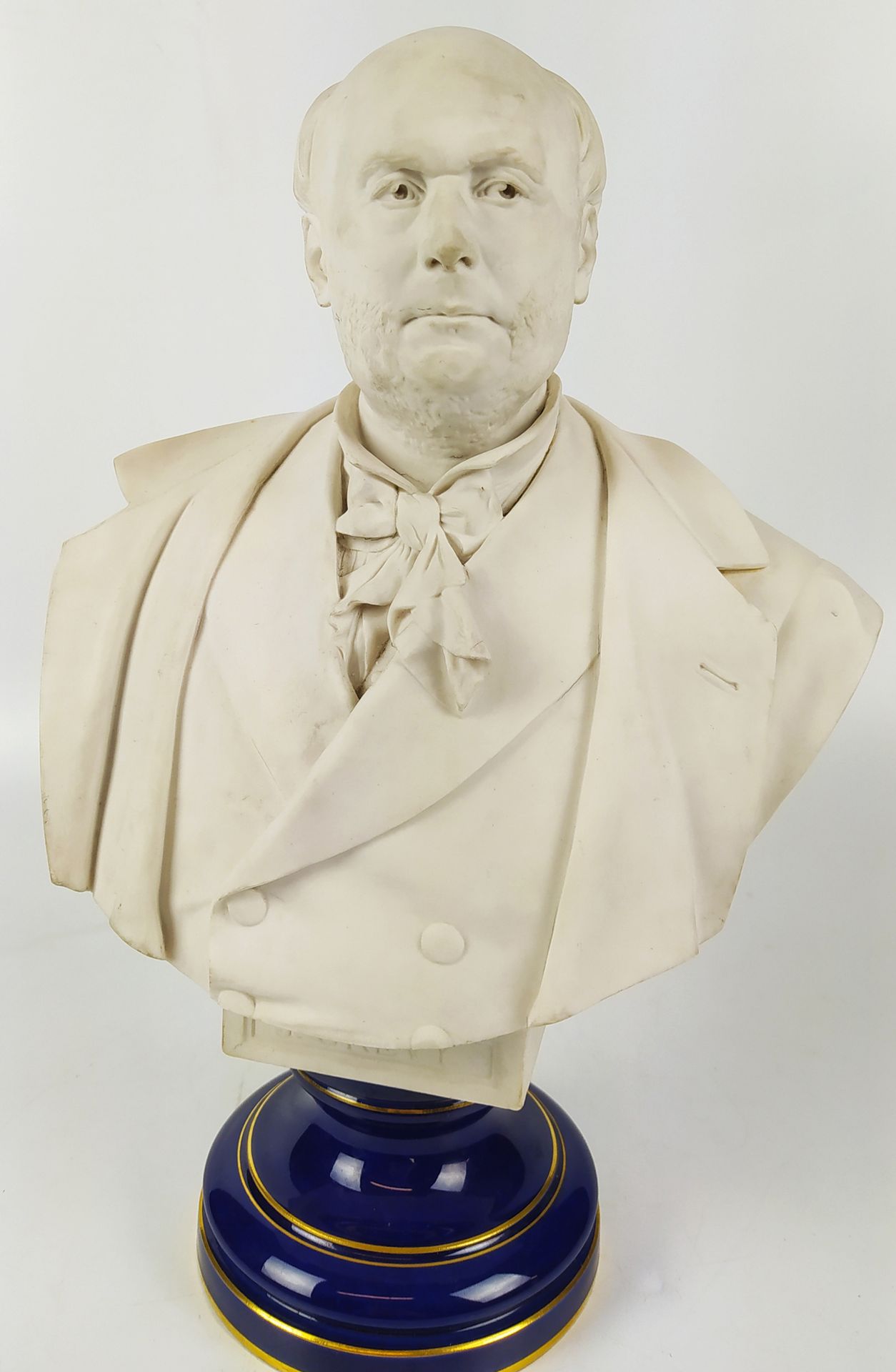 Null 塞夫勒在卡里尔-贝卢斯之后的作品 儒勒-格雷维总统的肖像 蓝底瓷器饼干座 塞夫勒标记1883和镀金1884 高度：42厘米（有摩擦的痕迹
