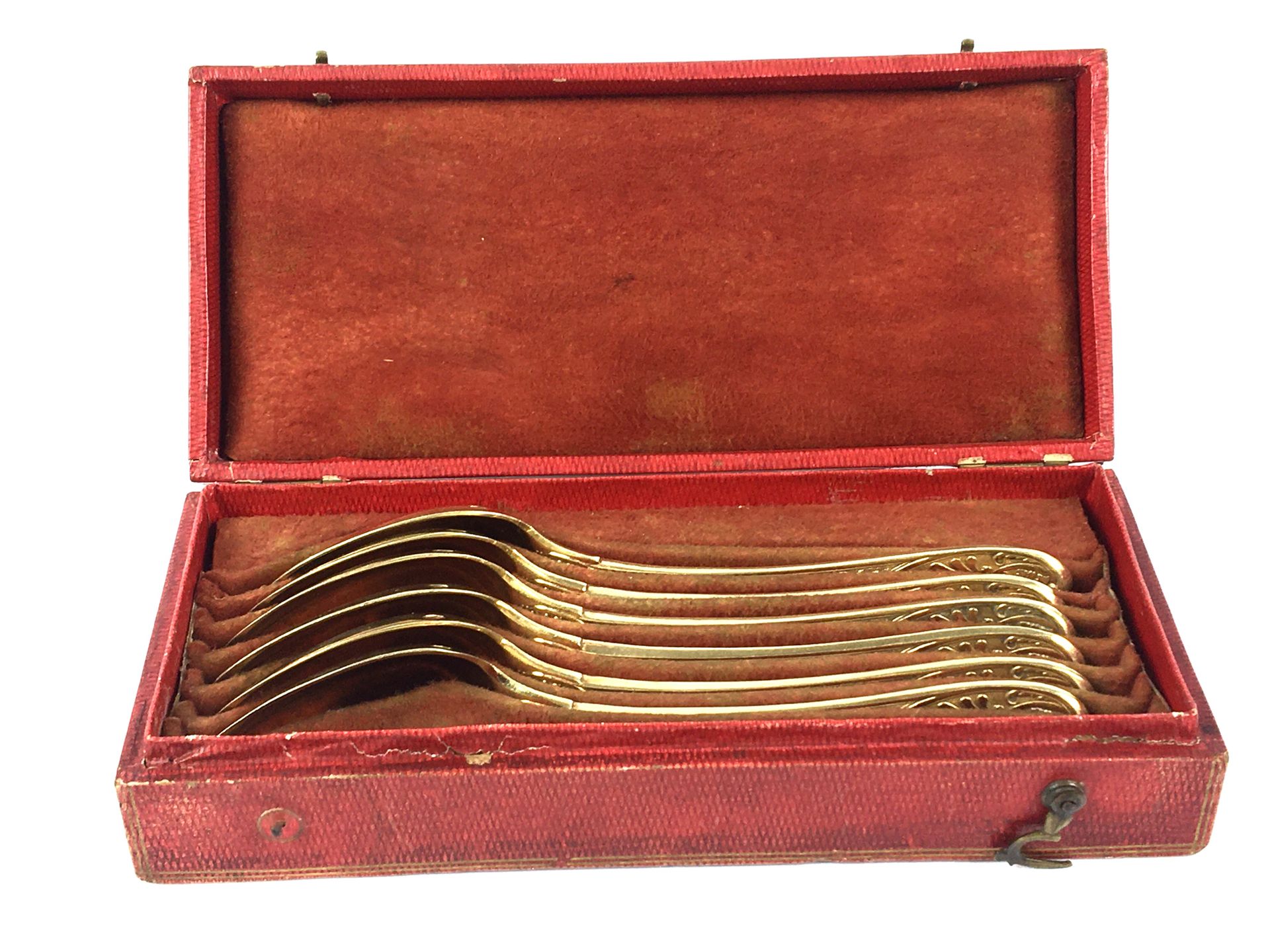 Null 六个金质甜点盒的套房，带有古董装饰。红色摩洛哥箱。标记为第二只公鸡 金匠查尔斯-若阿金-本杰明-达勒马格内对，1809-1818年 重量：204克