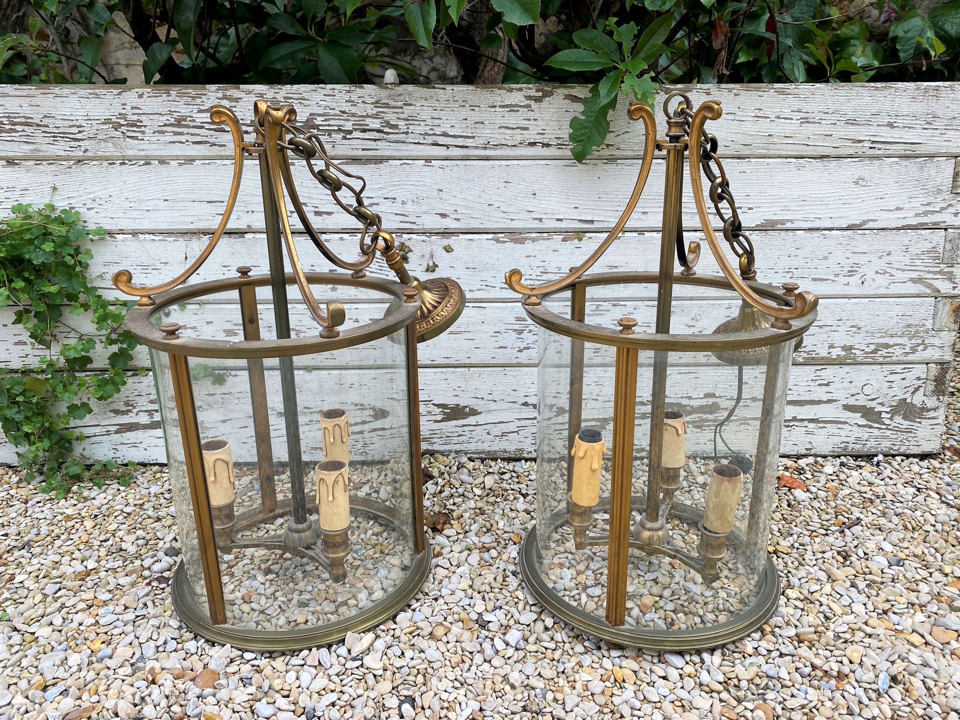 Null 一对走廊上的灯笼，玻璃笼和鎏金黄铜三臂灯。路易十六的风格。总高度：75厘米