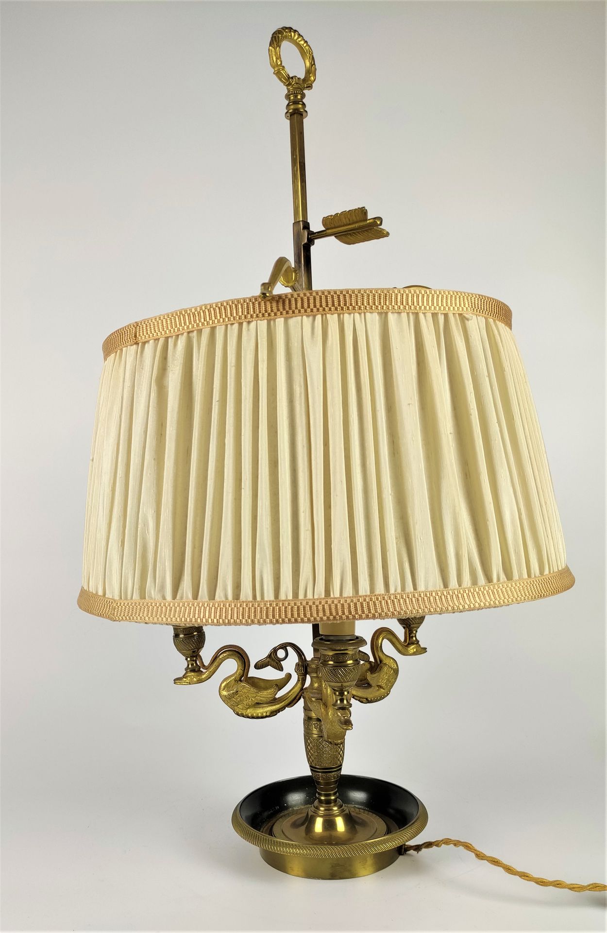 Null Una lampada in ormolu con tre braccia. Decorazione a collo di cigno. Stile &hellip;