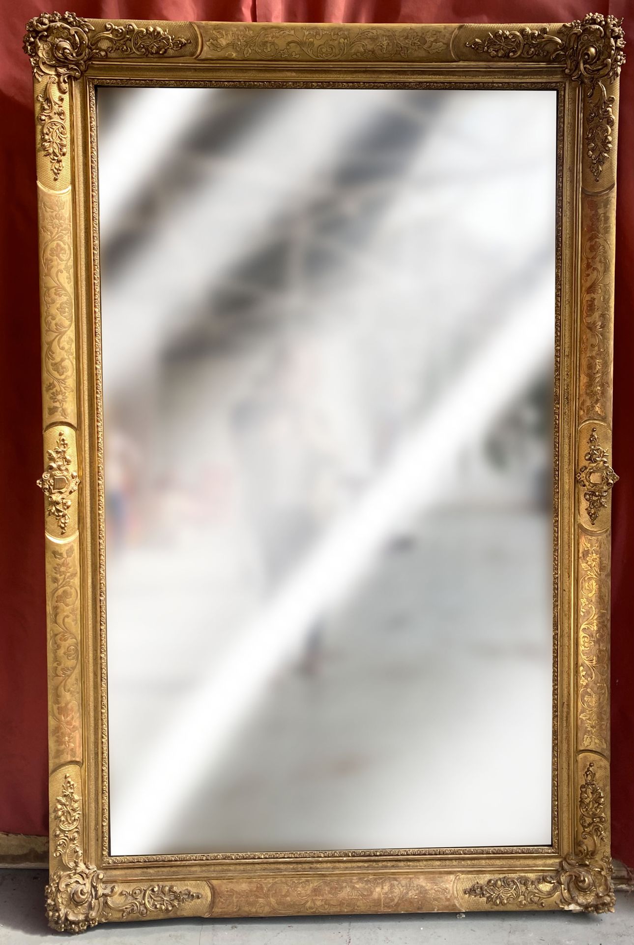 Null GRANDE specchio in legno e stucco dorato con pennacchi fogliati. XIX secolo&hellip;