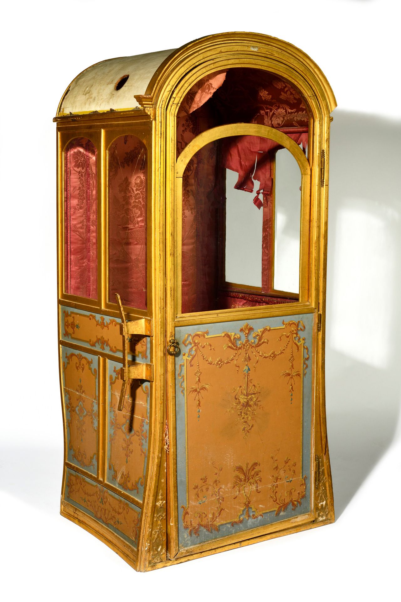 Null 彩绘和镀金的木椅，有部分玻璃门。 红色丝绸内饰（原样） 19世纪初 高：189厘米，宽：90厘米，深：70厘米（事故和丢失的部分