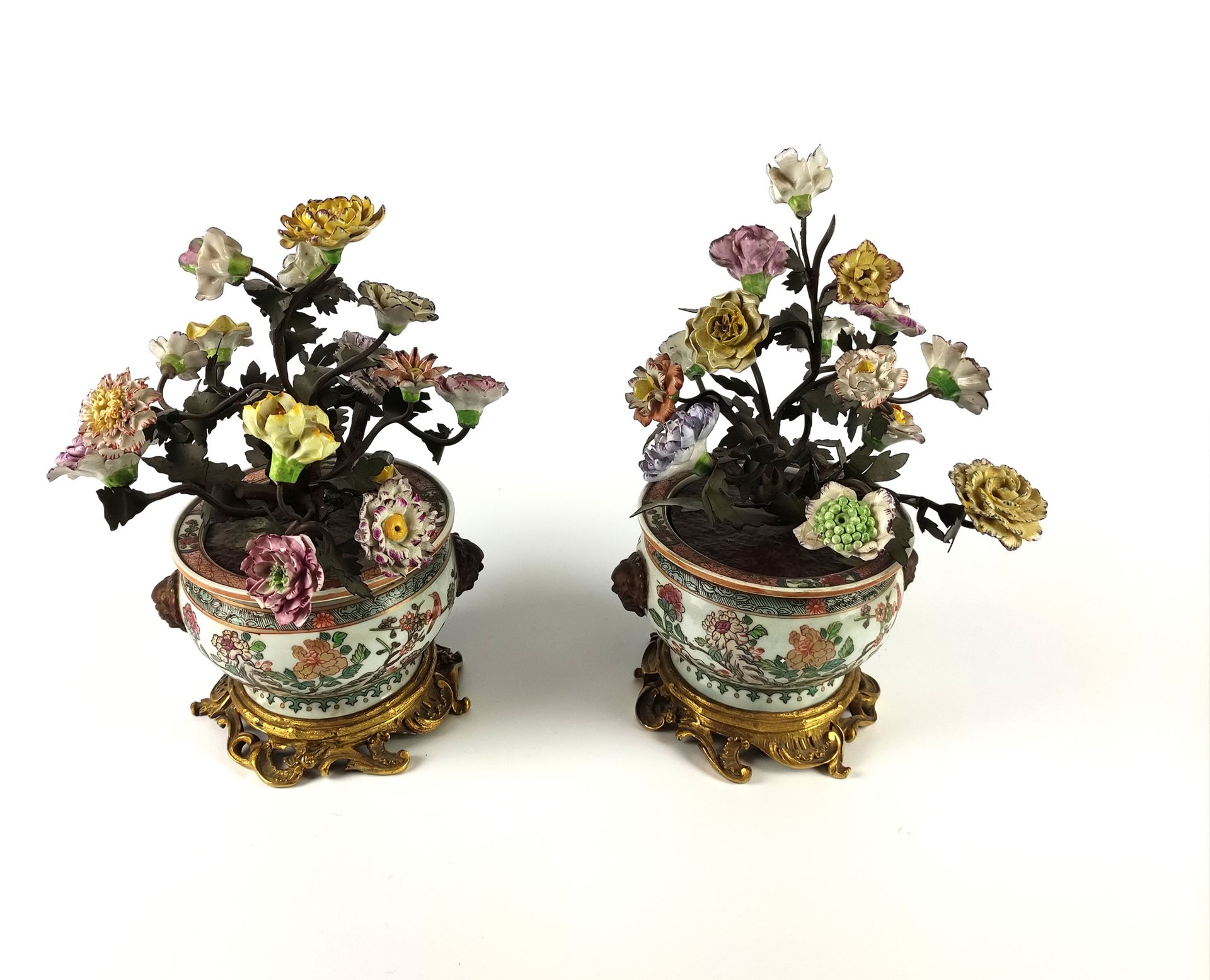 Null 一对中国风格的多色瓷器和铜化金属瓷瓶中的花束。 鎏金青铜底座。 19世纪 高度：28和30厘米（碎片和花将被重新装上