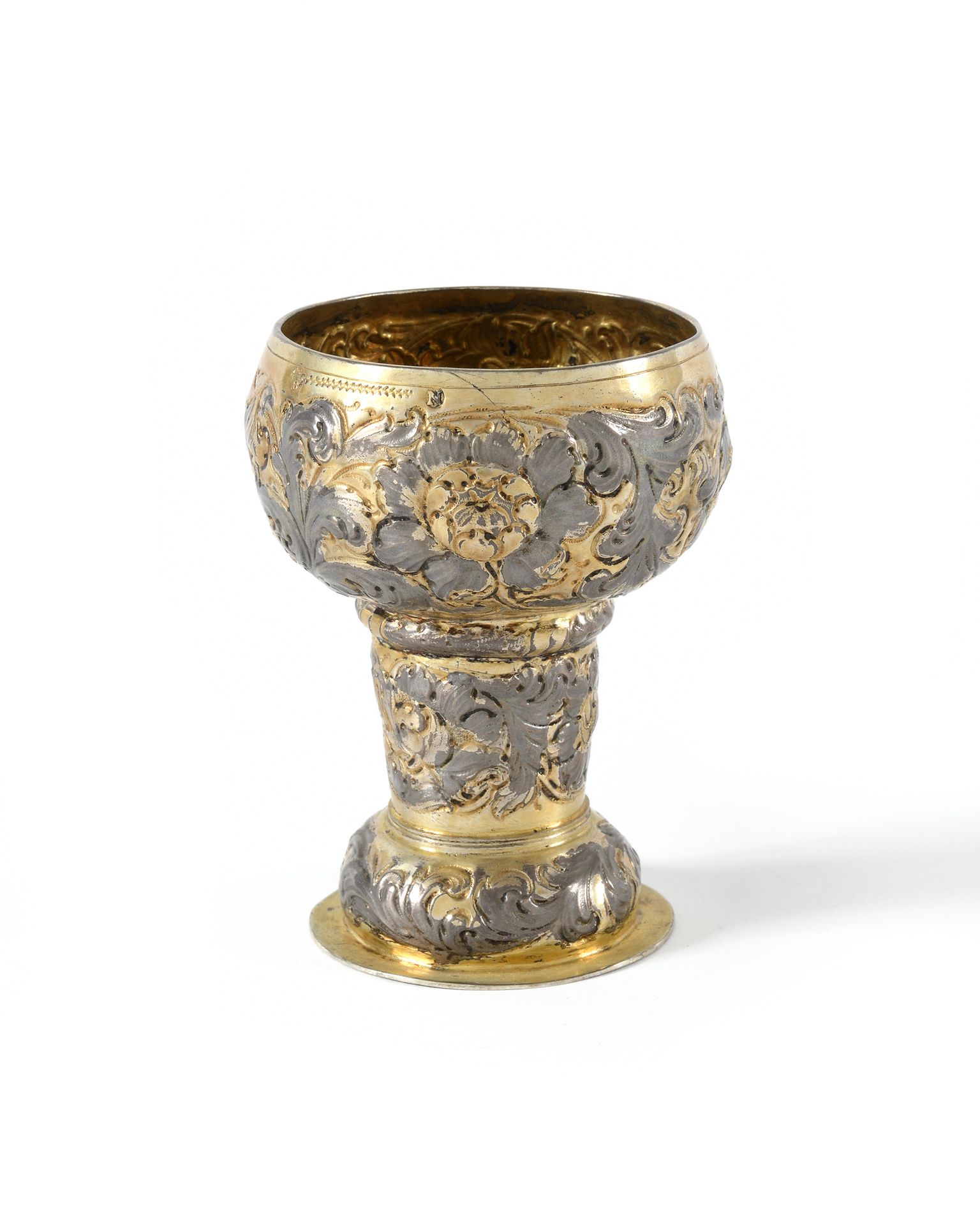 Null 罗默杯，镀金，圆座，有罂粟花和刺桐叶的回纹装饰 纽伦堡，约1680年 高度10厘米，重量85克