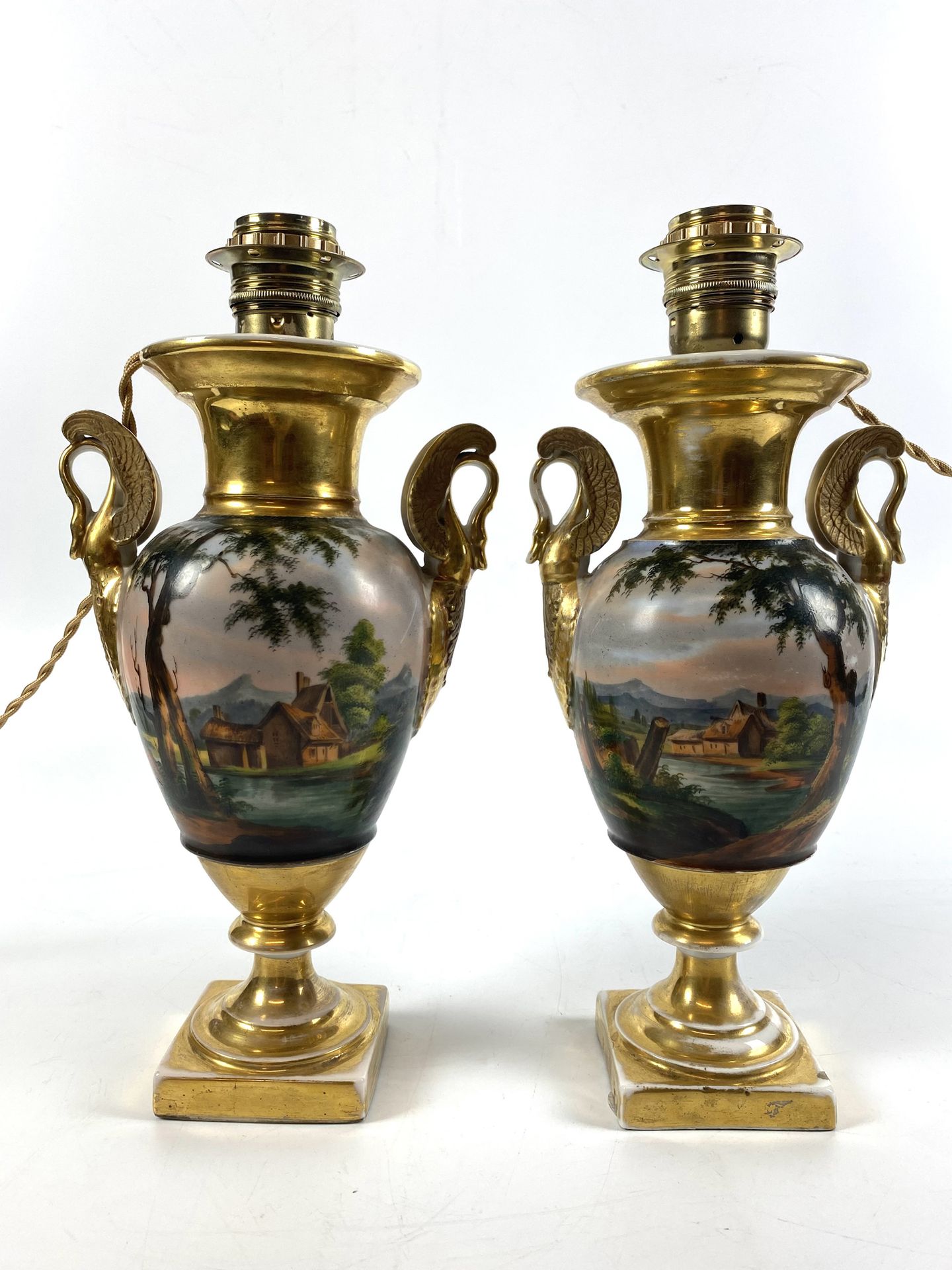 Null 巴黎 一对古董花瓶，装饰有天鹅颈，装成一盏灯，白色和金色的瓷器，装饰有多色的田园风光。 19世纪 高：28厘米（磨损