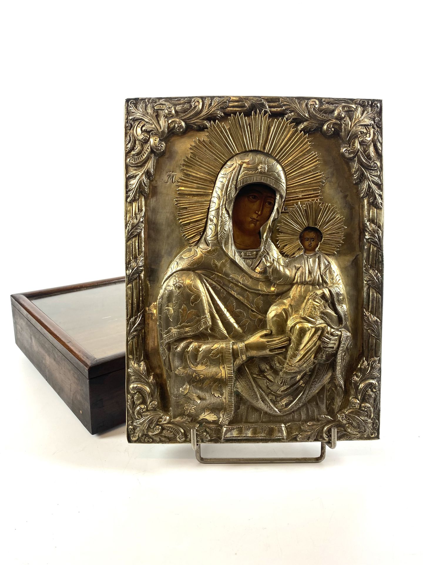 Null ICONO de metal dorado que representa a la Virgen con el Niño. Caja bajo vid&hellip;