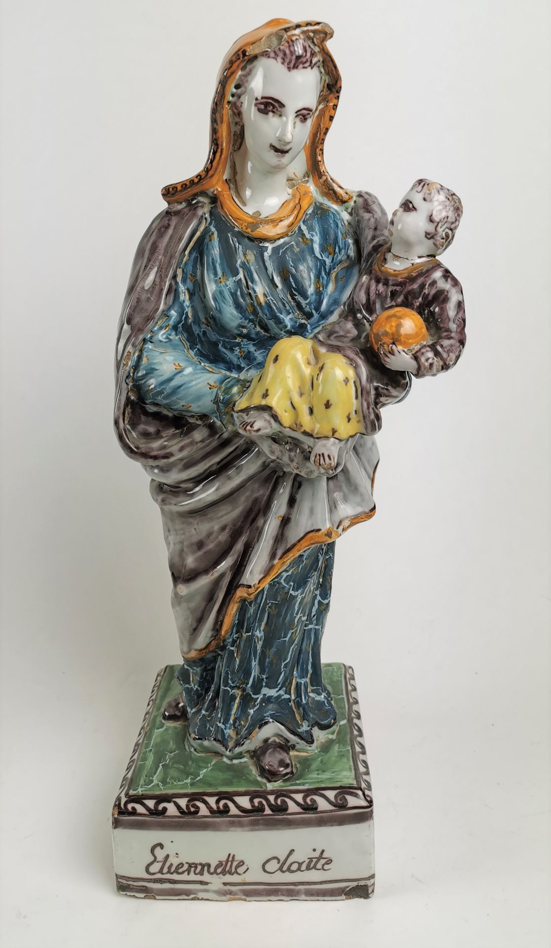 Null NEVERS Interessante et grande Vierge à l'enfant en faience décorée en polyc&hellip;