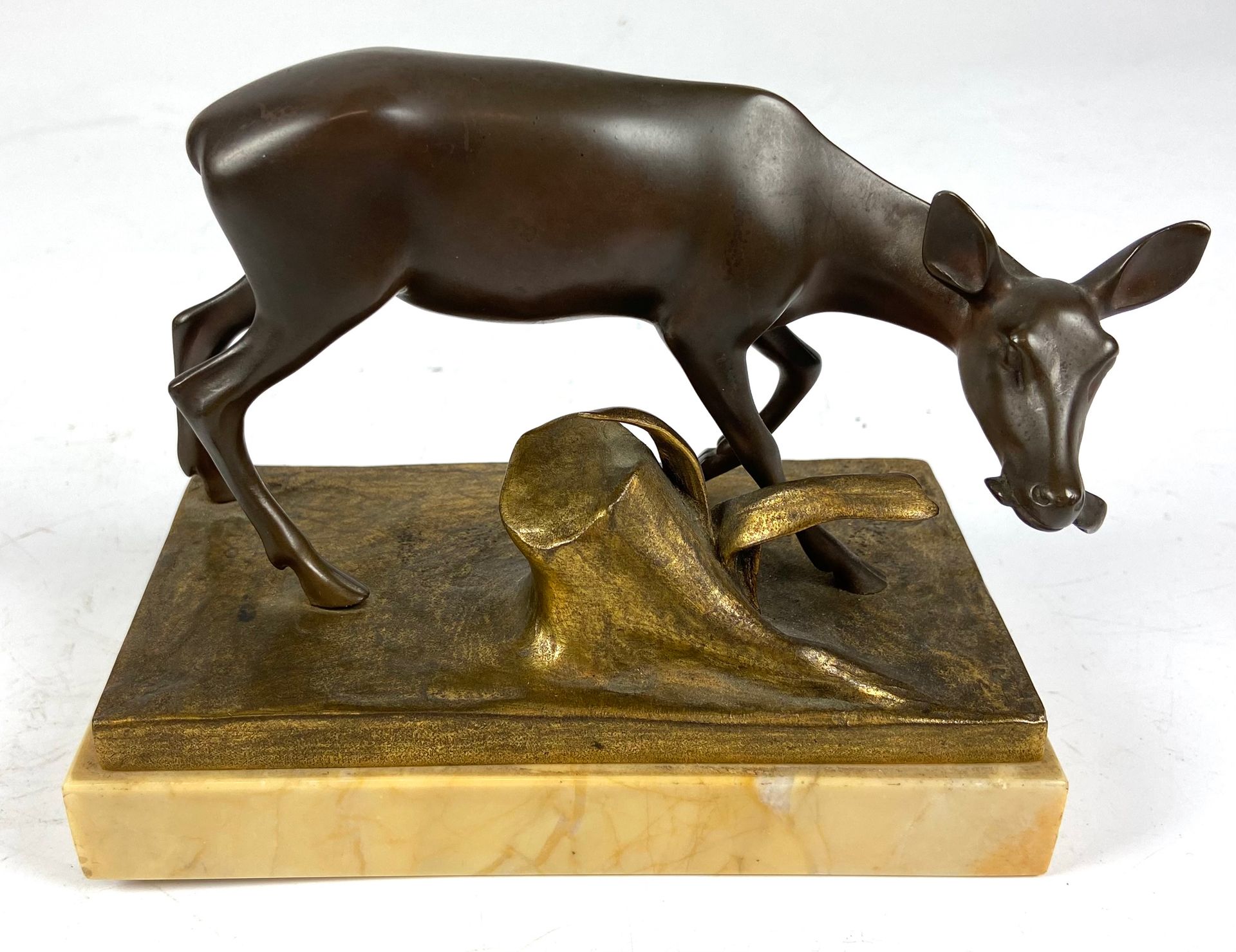 Null Franz GRÜBER (1878-1945) Hind near a stump Bronze with double patina Marble&hellip;