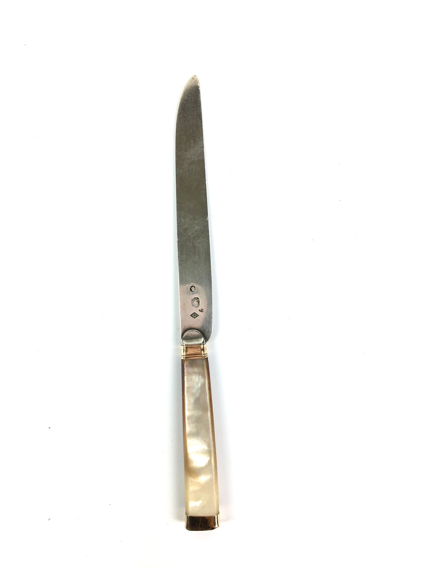 Null 一把珍珠母旅行刀，金质护罩和银质刀刃。金匠大师Jean-Amable ROUSSEAU 巴黎，1798-1809 长度：17厘米
