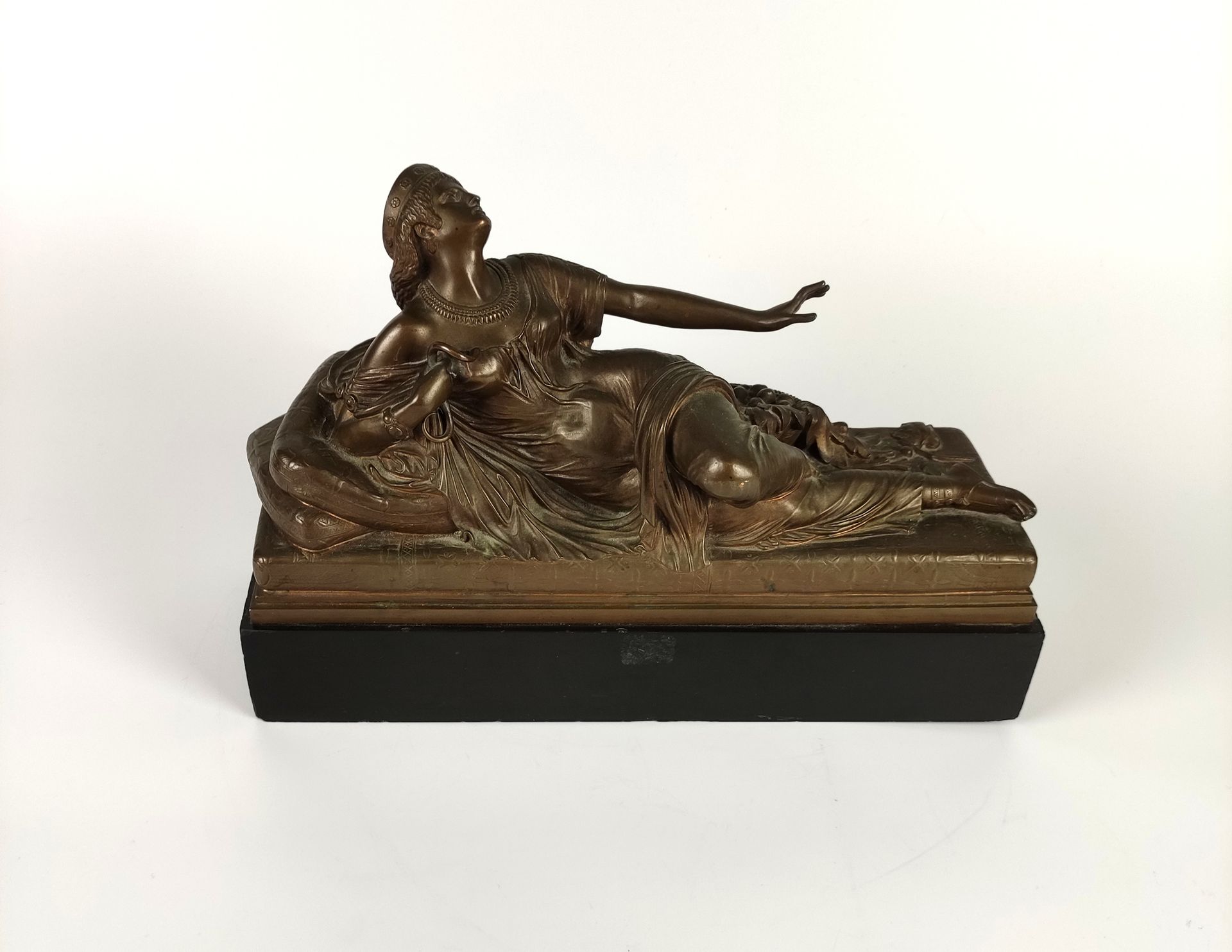Null 奥古斯特-克莱辛格 (1814 - 1883) 垂死的克里奥帕特拉雕塑，黑色大理石底座上的青铜，机械缩小印章，科拉斯在露台上签名，日期为1859年罗马&hellip;