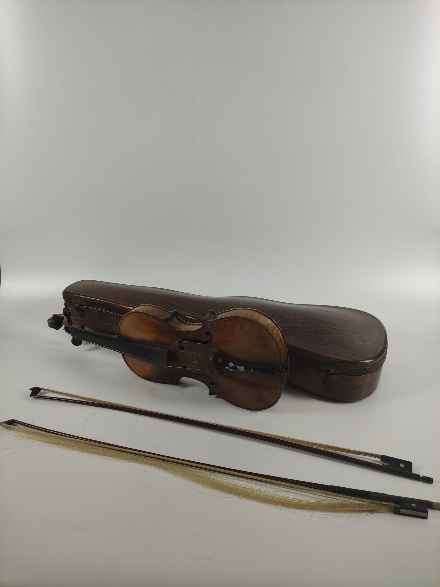 Null VIOLINO TEDESCO in legno marcato Stainer. Due archi. Lunghezza: 58 cm Cassa&hellip;