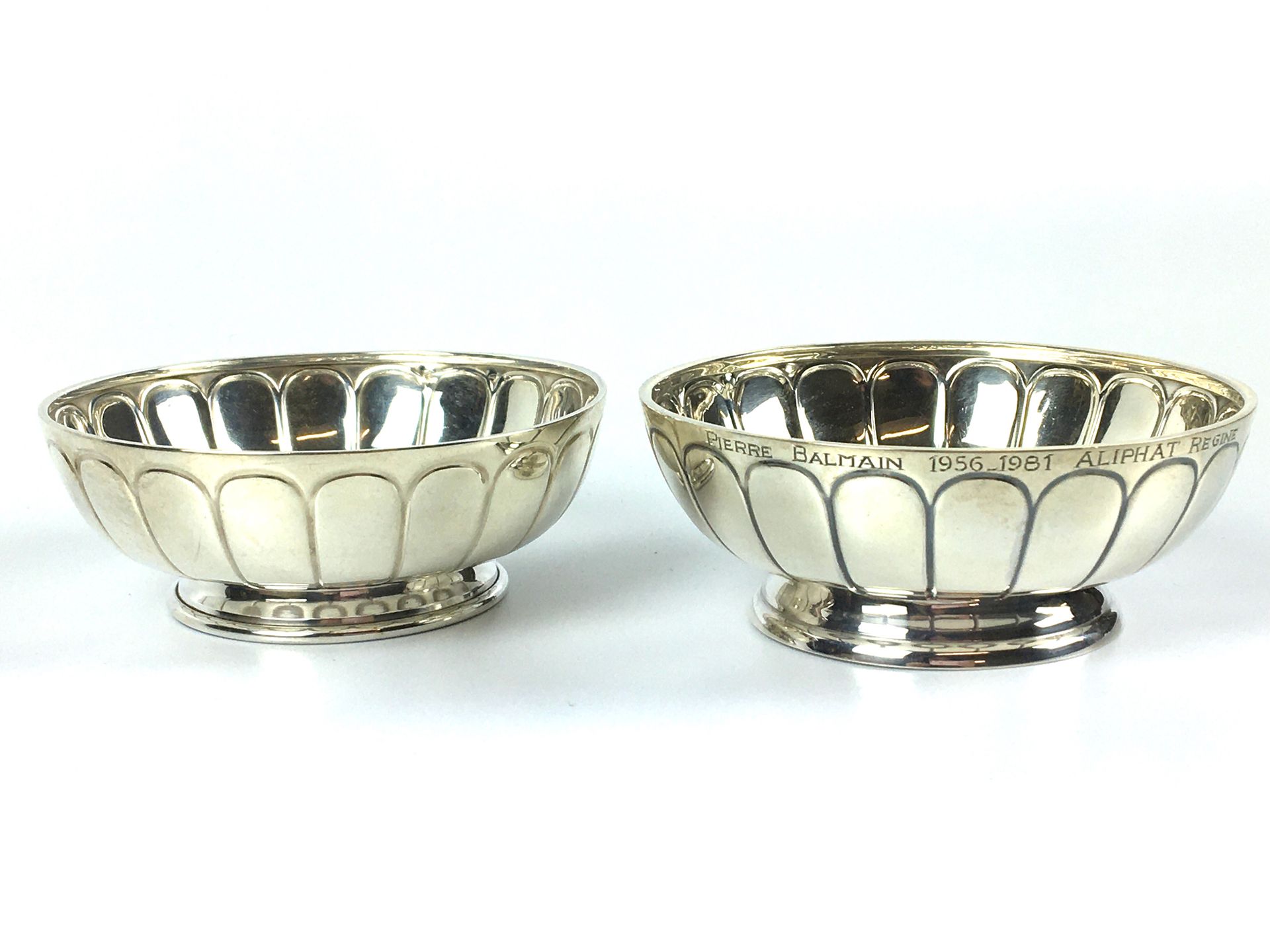 Null Pair of silver cups engraved with Pierre BALMAIN (1956-1981) Minerva hallma&hellip;