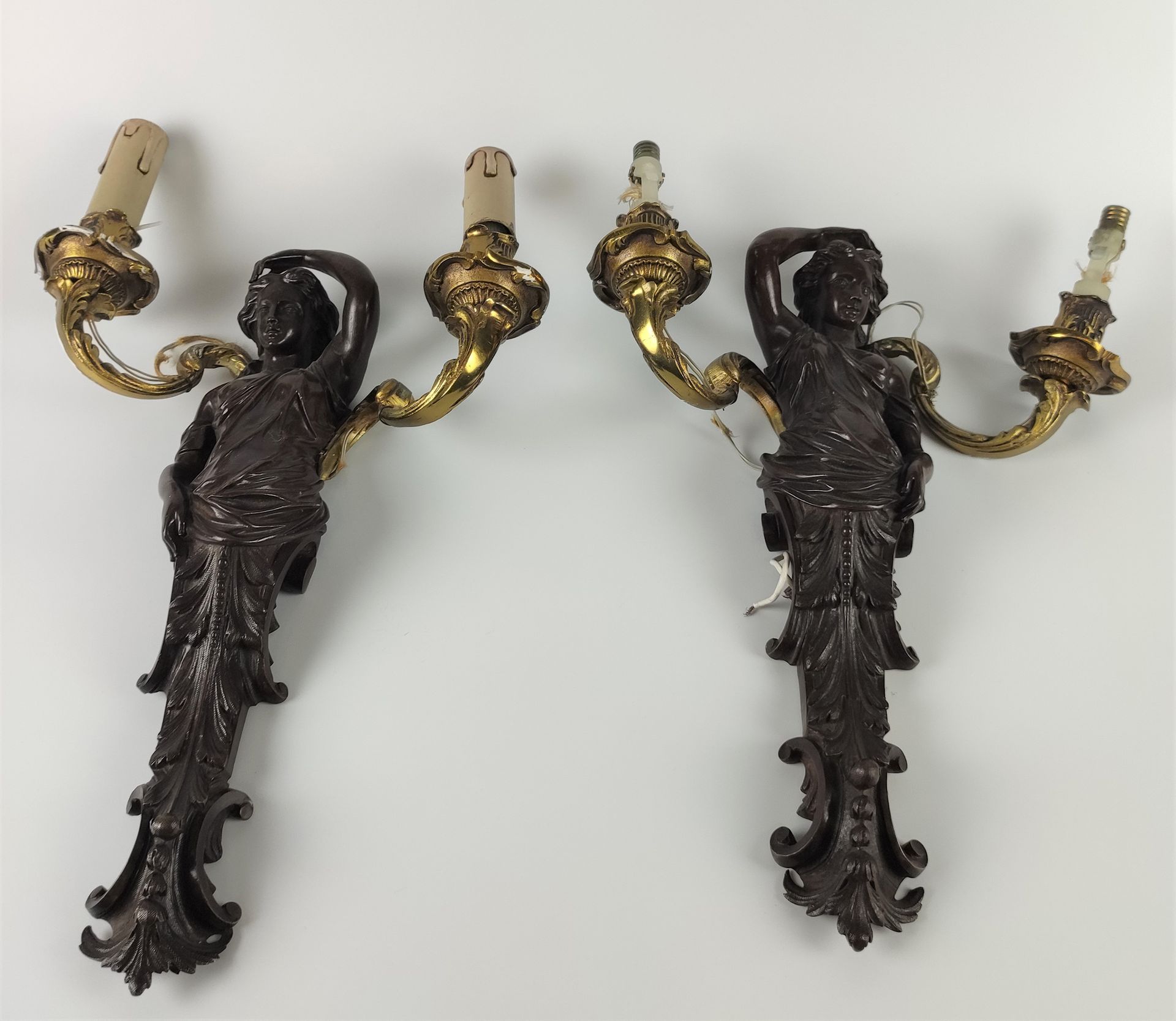 Null Pair of bronze sconces with brown patina and decoration of busts of women h&hellip;