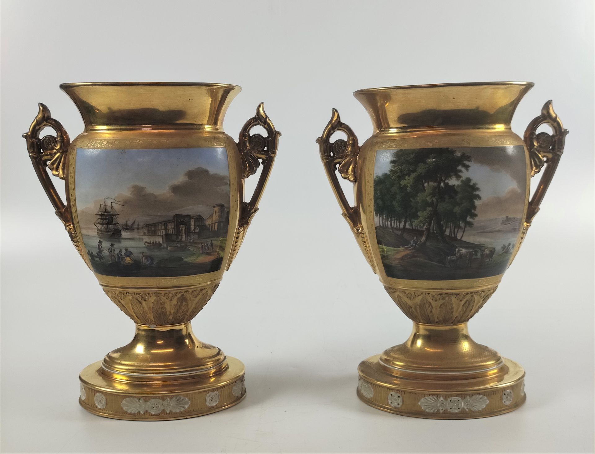 Null 巴黎 一对白色和金色的瓷器花瓶，置于基座上，上面有多色装饰的奖章和动画场景。1820年左右 高度：28厘米（有些缺口