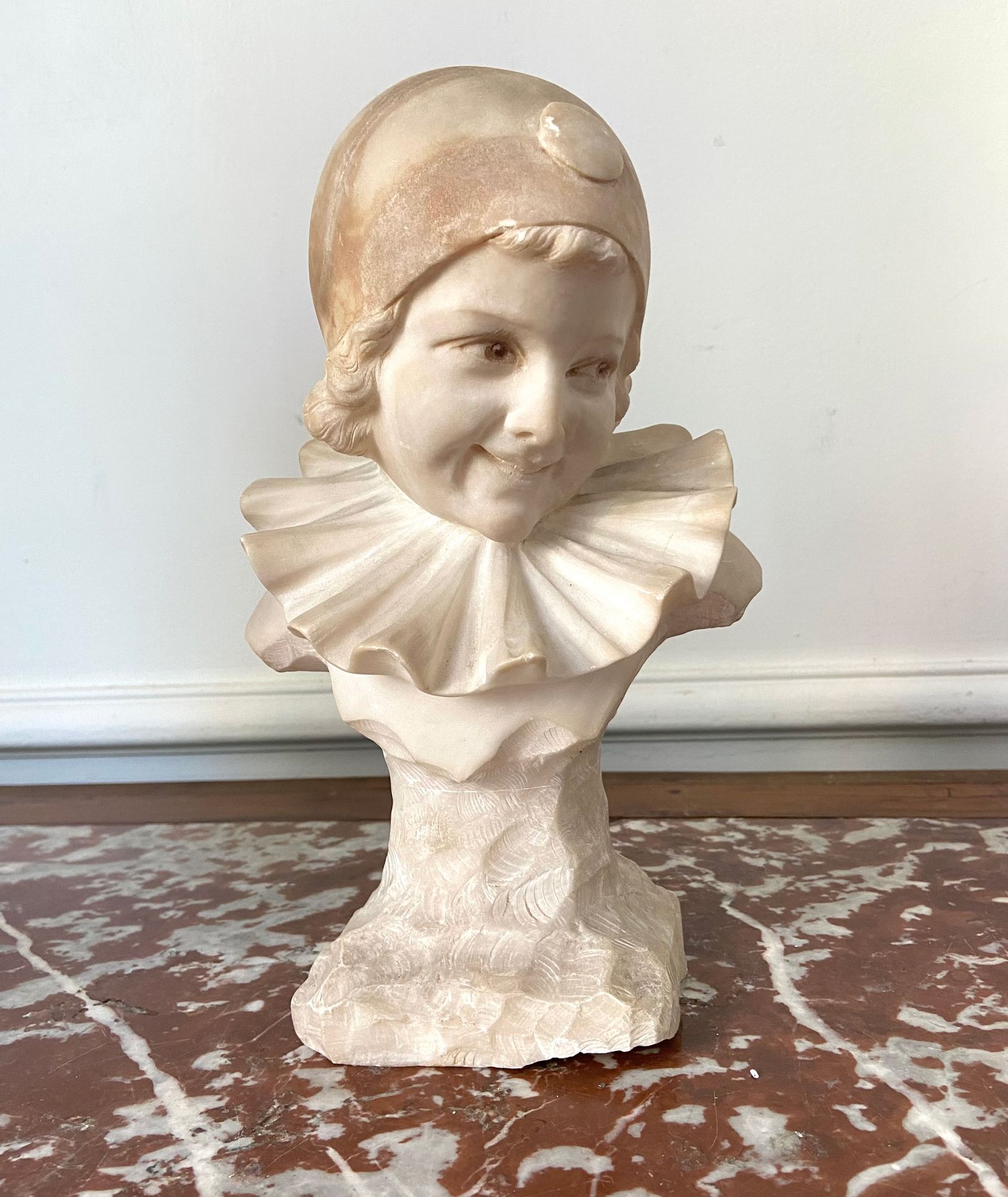 Null O. GUERRIERI (siglo XX) Busto de Pierrot en mármol blanco esculpido. H : 28&hellip;