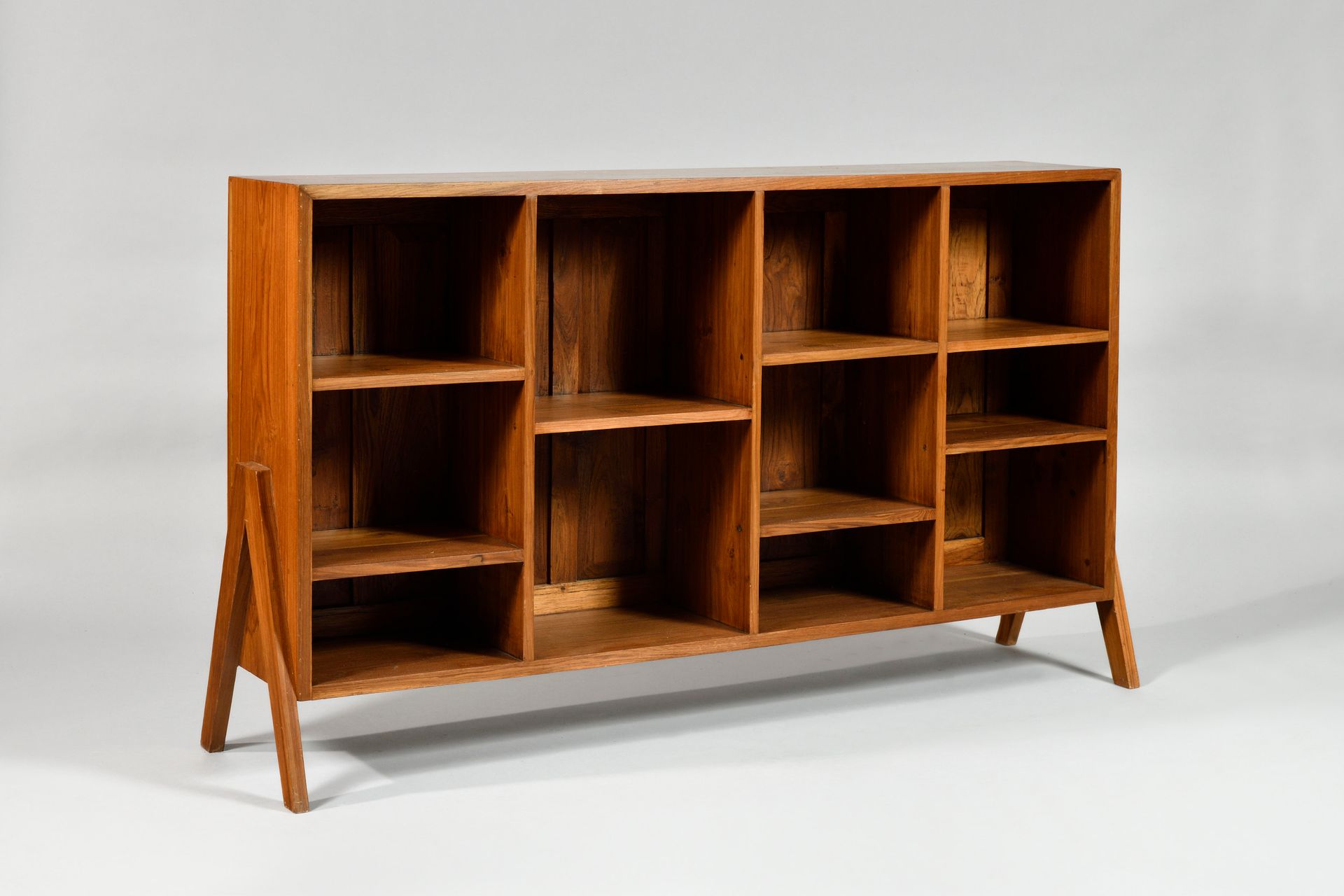 Null PIERRE JEANNERET (1896-1967) 四排清漆白蜡木皮书柜，两个侧向罗盘腿 高度：92厘米 - 宽度：152厘米 - 深度：30厘&hellip;