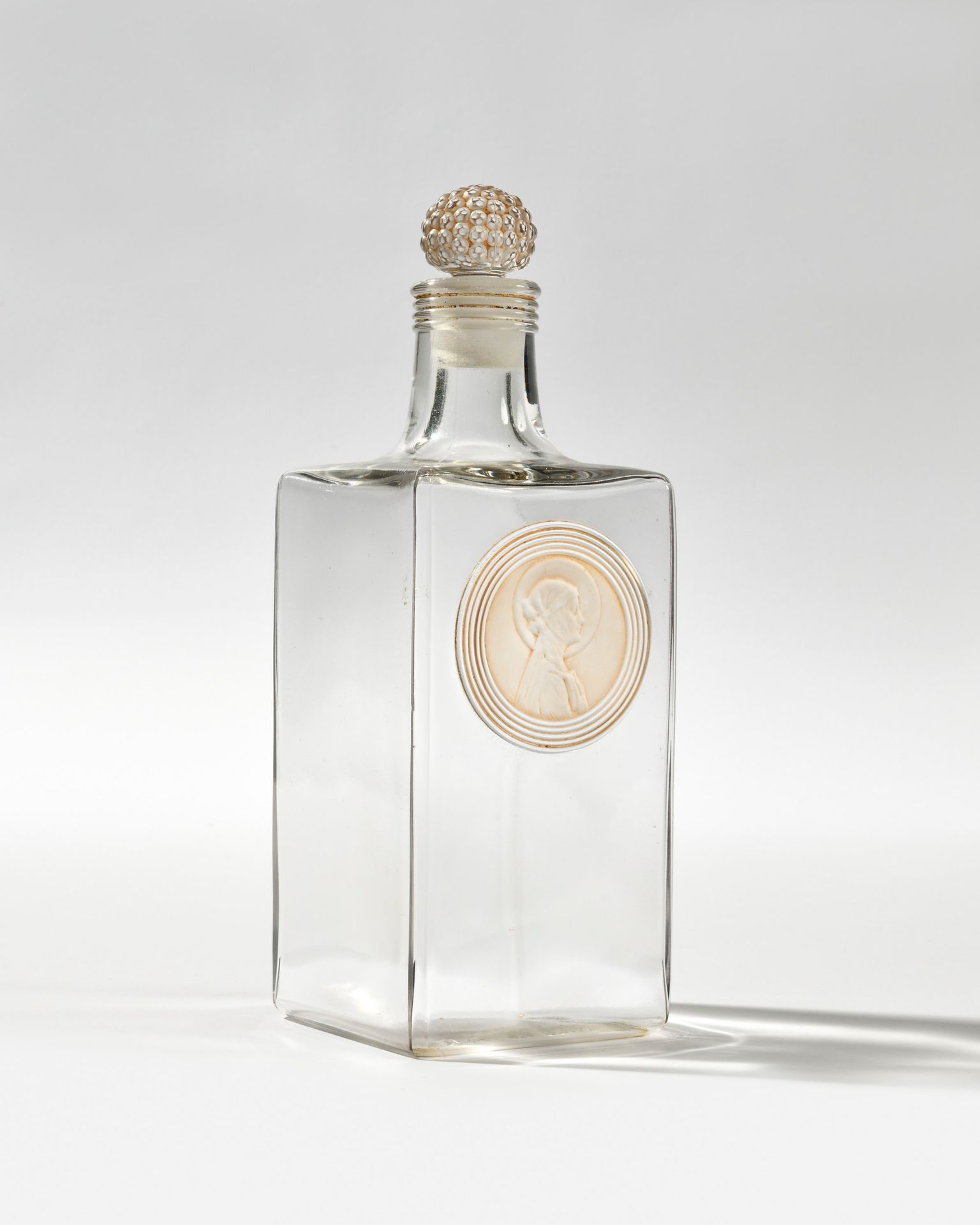 Null René LALIQUE (1860-1945) "Sainte Odile "模型创作于1927年 方形主体的模制玻璃杯，装饰有圣徒轮廓的隆多徽章，&hellip;