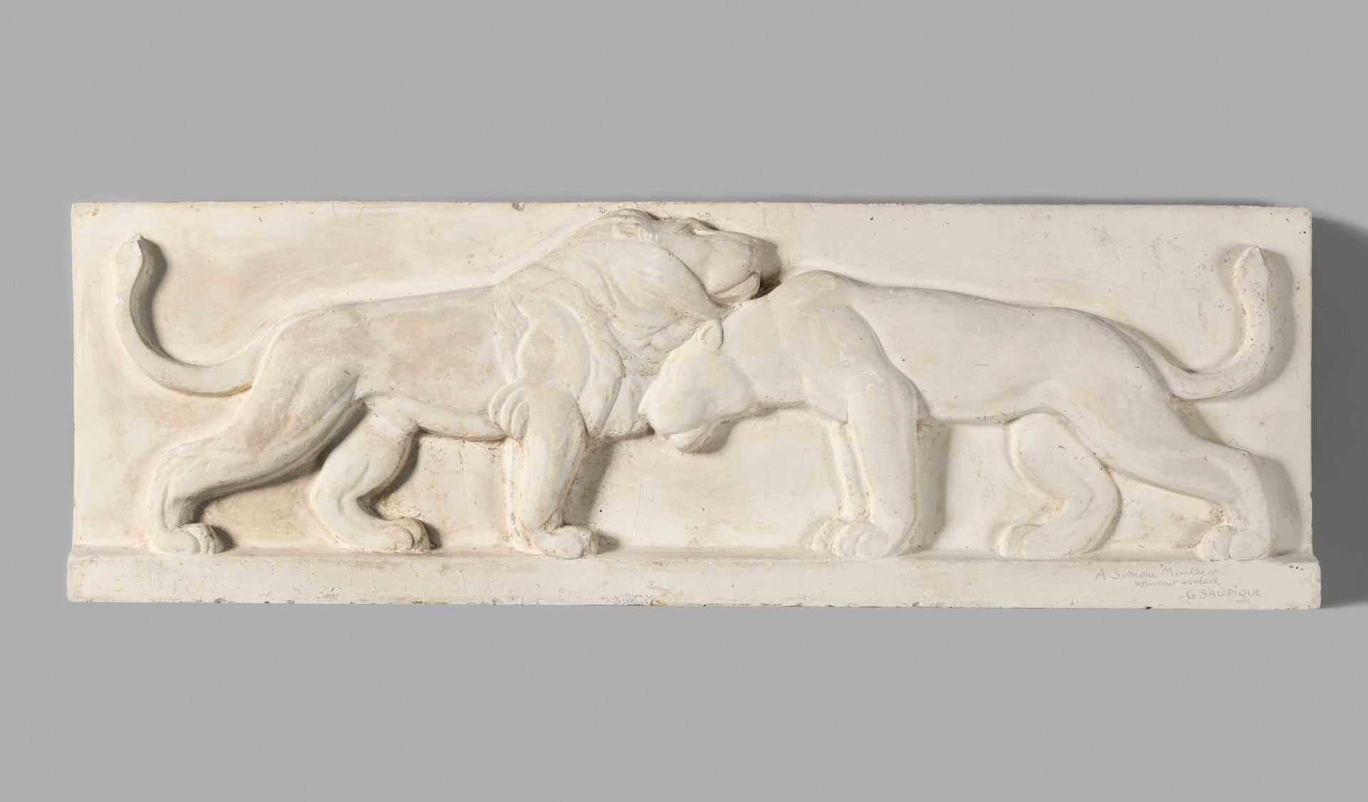 Null GEORGES SAUPIQUE (1889-1961) Couple de lions, 1933 Plâtre en bas-relief Sig&hellip;