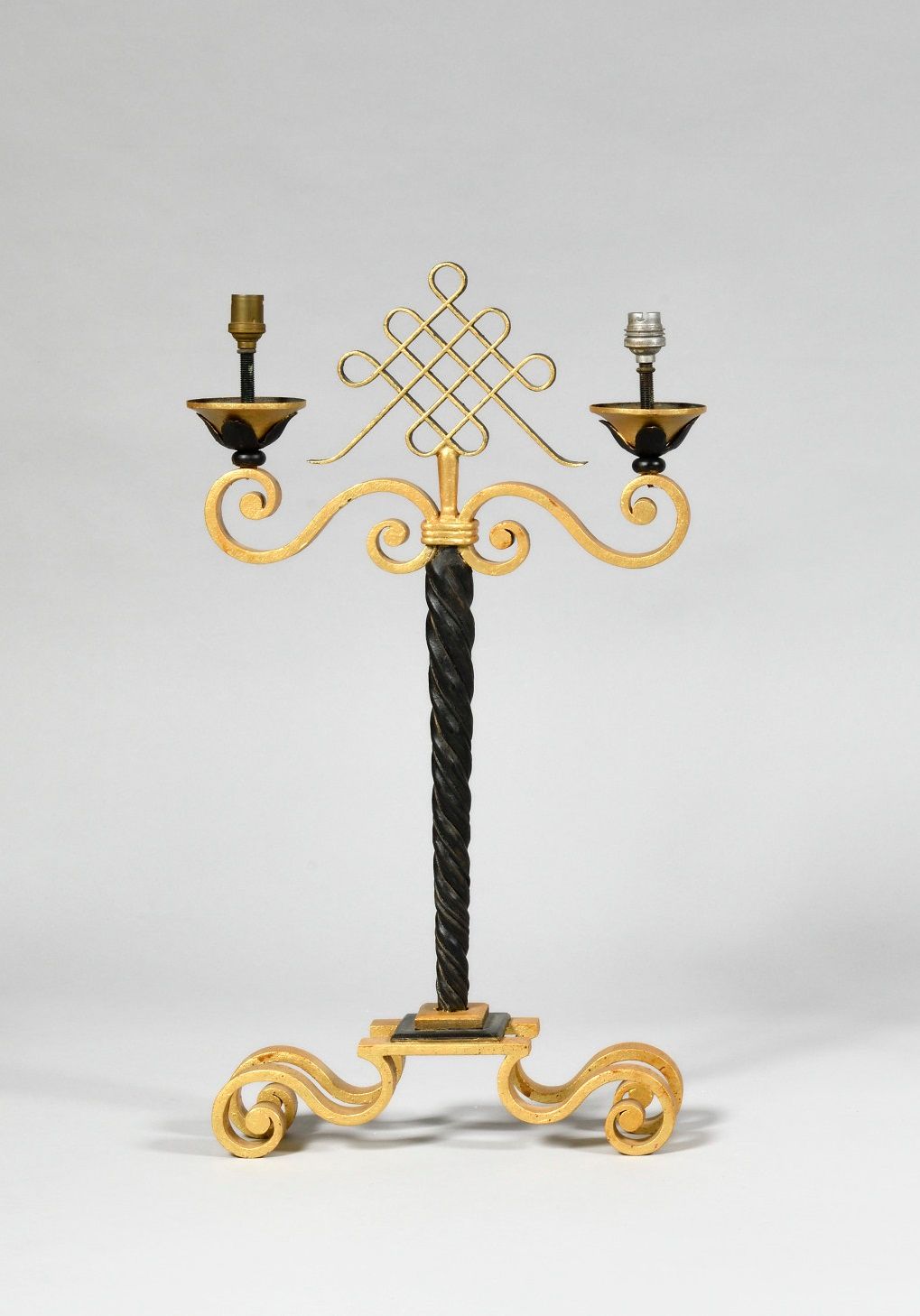 Null GILBERT POILLERAT (1902-1988), 烛台风格，扭曲的锻铁轴，两个黑色和重新装饰的铁质灯臂，有丝带图案 高度：66厘米 - 宽&hellip;