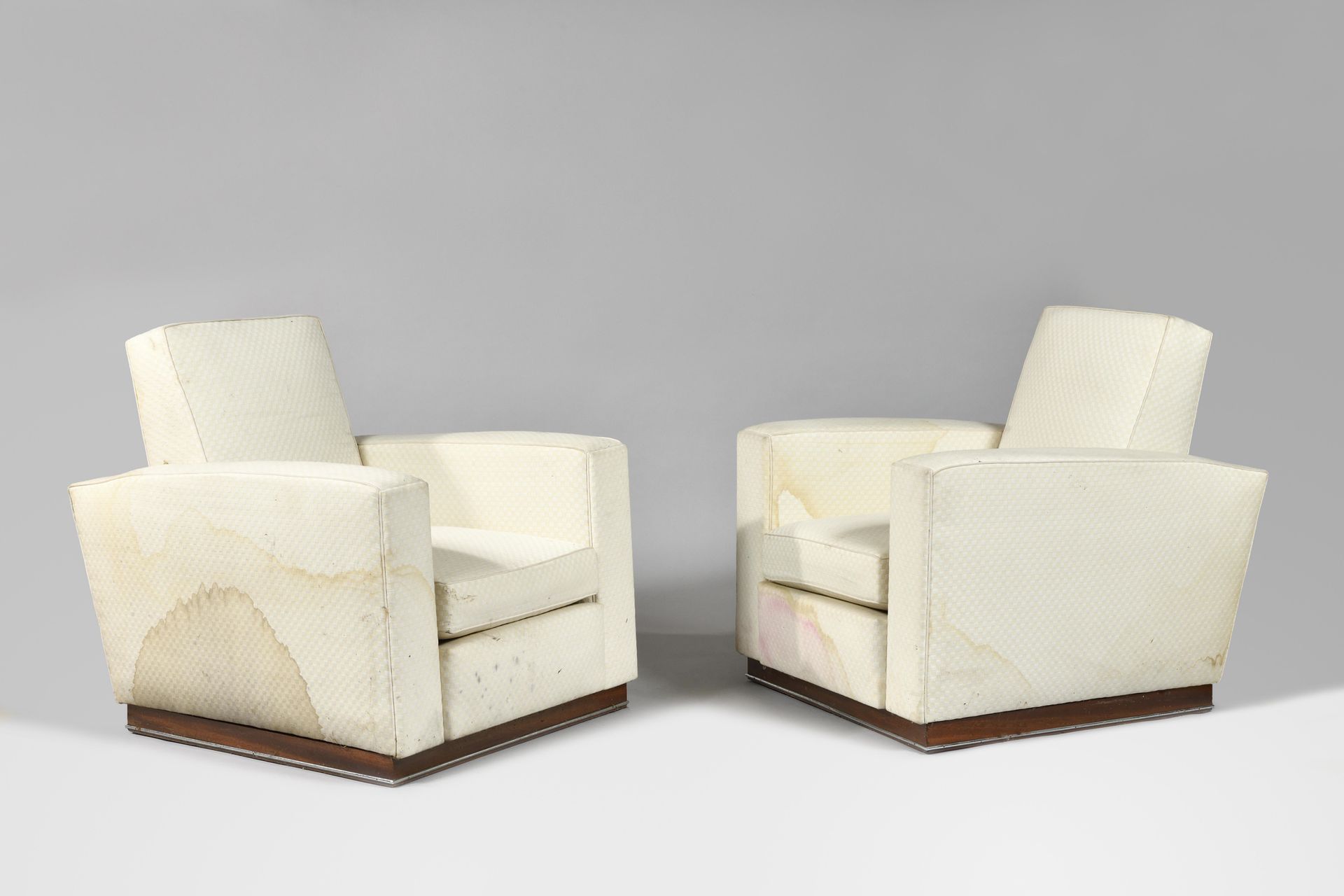 Null MODERNISTE作品 一对立方体俱乐部扶手椅，白色织物软垫，桃花心木基座，带铬环，有污渍，脏污 高度：84厘米 - 宽度：82厘米 - 深度：90&hellip;