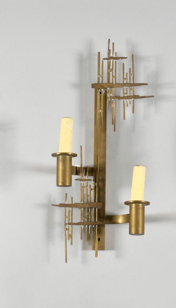 Null 20世纪60年代的作品 青铜焊接线的野蛮主义壁灯，两个不对称的灯臂 高度：53厘米 - 宽度：30厘米（附一个壁灯，有两个部分镀金的eglomised&hellip;