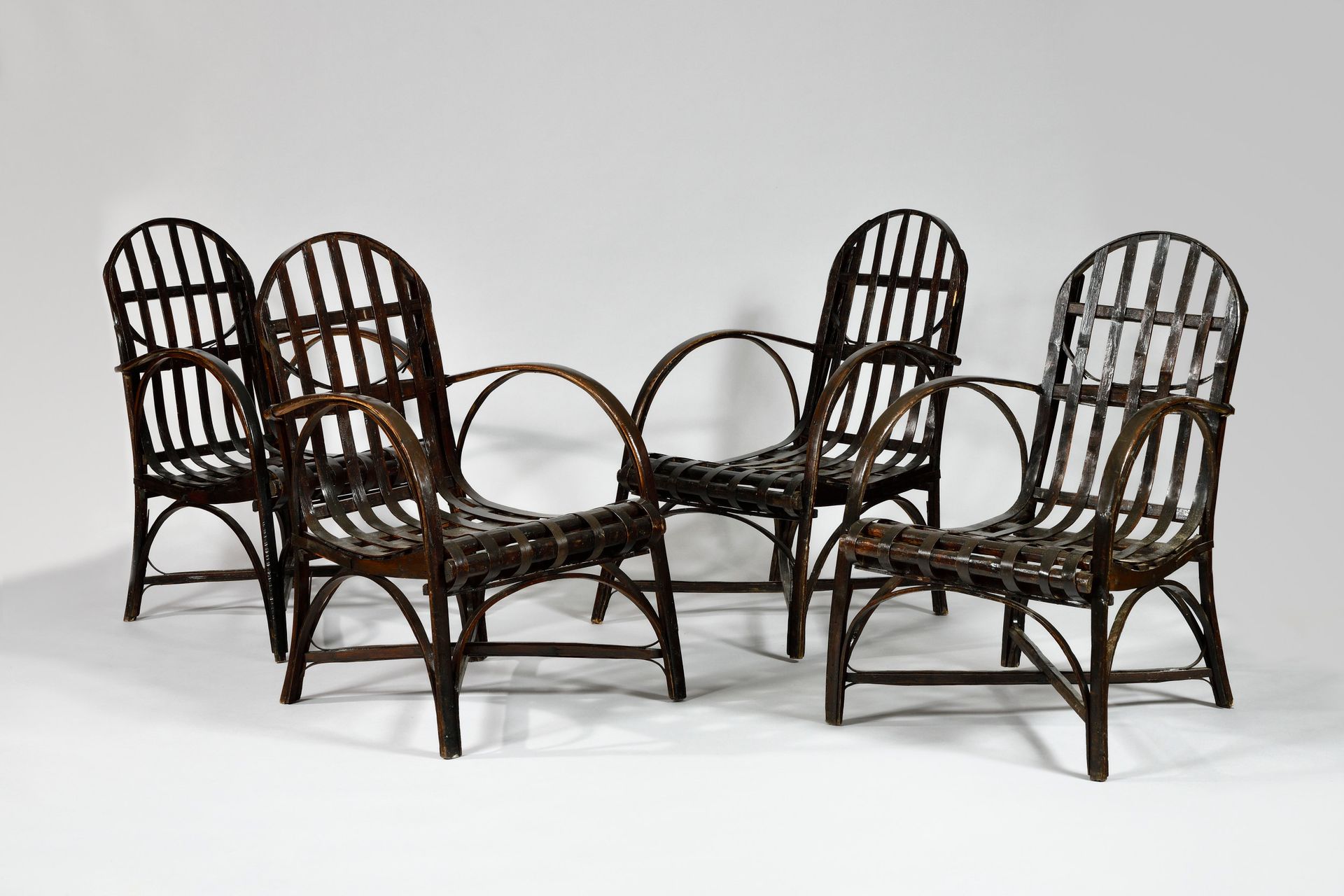 Null 20世纪50年代的作品 栗色和清漆的四把扶手椅套装，弯曲的栗色板条 磨损和撕裂 高度：89厘米 - 宽度：54厘米 - 深度：60厘米