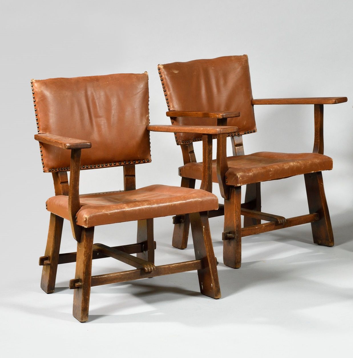Null ARTIFORT出版商 一对橡木扶手椅，弧形皮革靠背和skai座椅，编号为 "269.154.54 "和 "269.163.54"，座椅下有出版商的金&hellip;