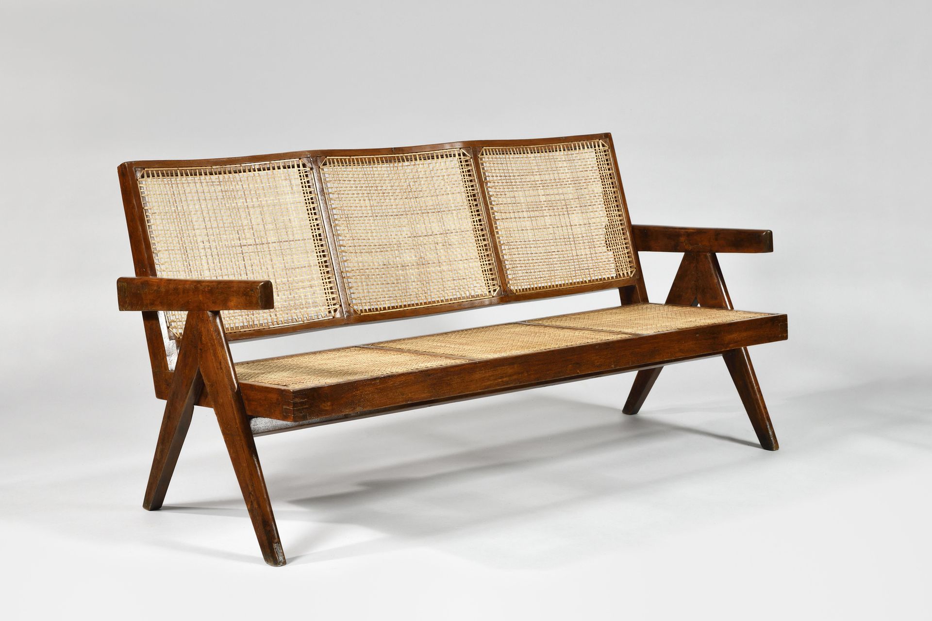 Null PIERRE JEANNERET (1896-1967) "Easy chairs" Chandigarh, 约1955年 3座沙发，采用异型和清漆木&hellip;