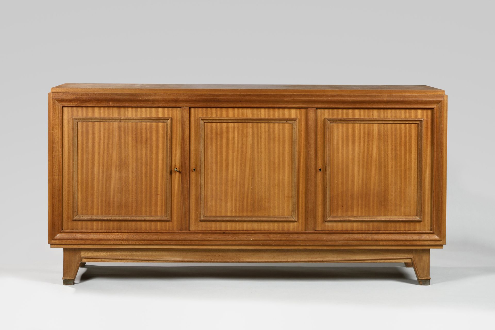 Null WORK OF THE 1930's Mahogany veneered sideboard opening with three moulded l&hellip;