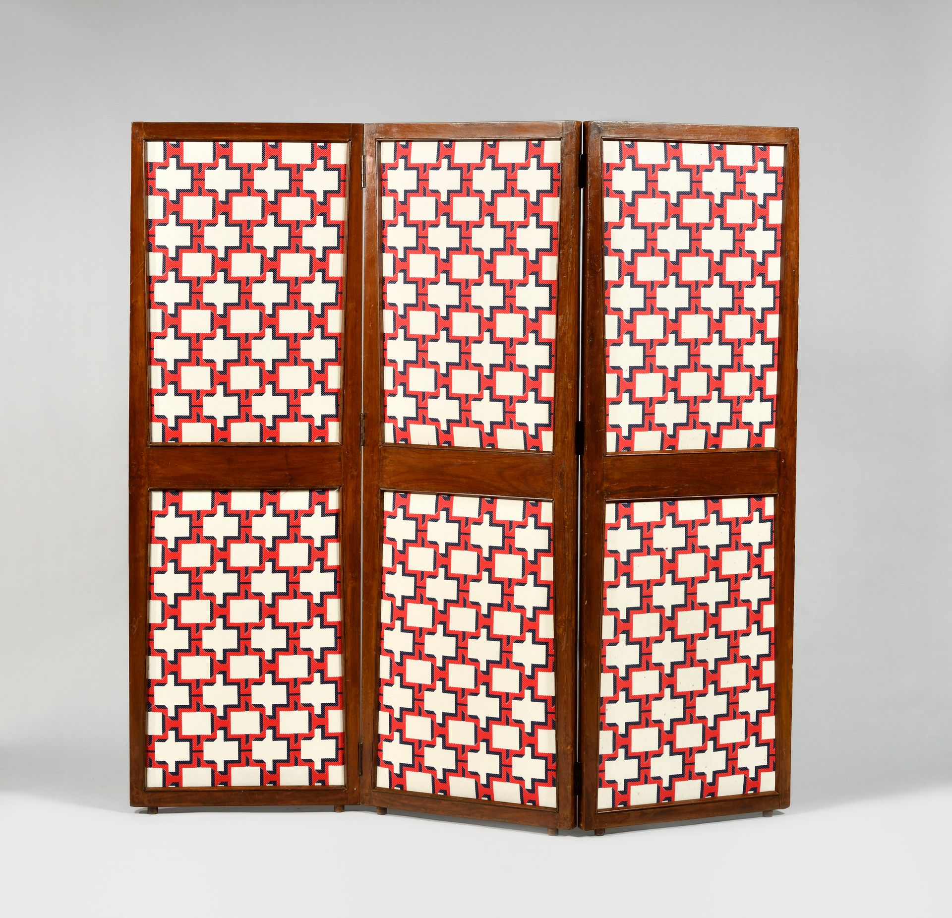 Null PIERRE JEANNERET (1896-1967) Three-leaf teak screen, lined with tricolour t&hellip;