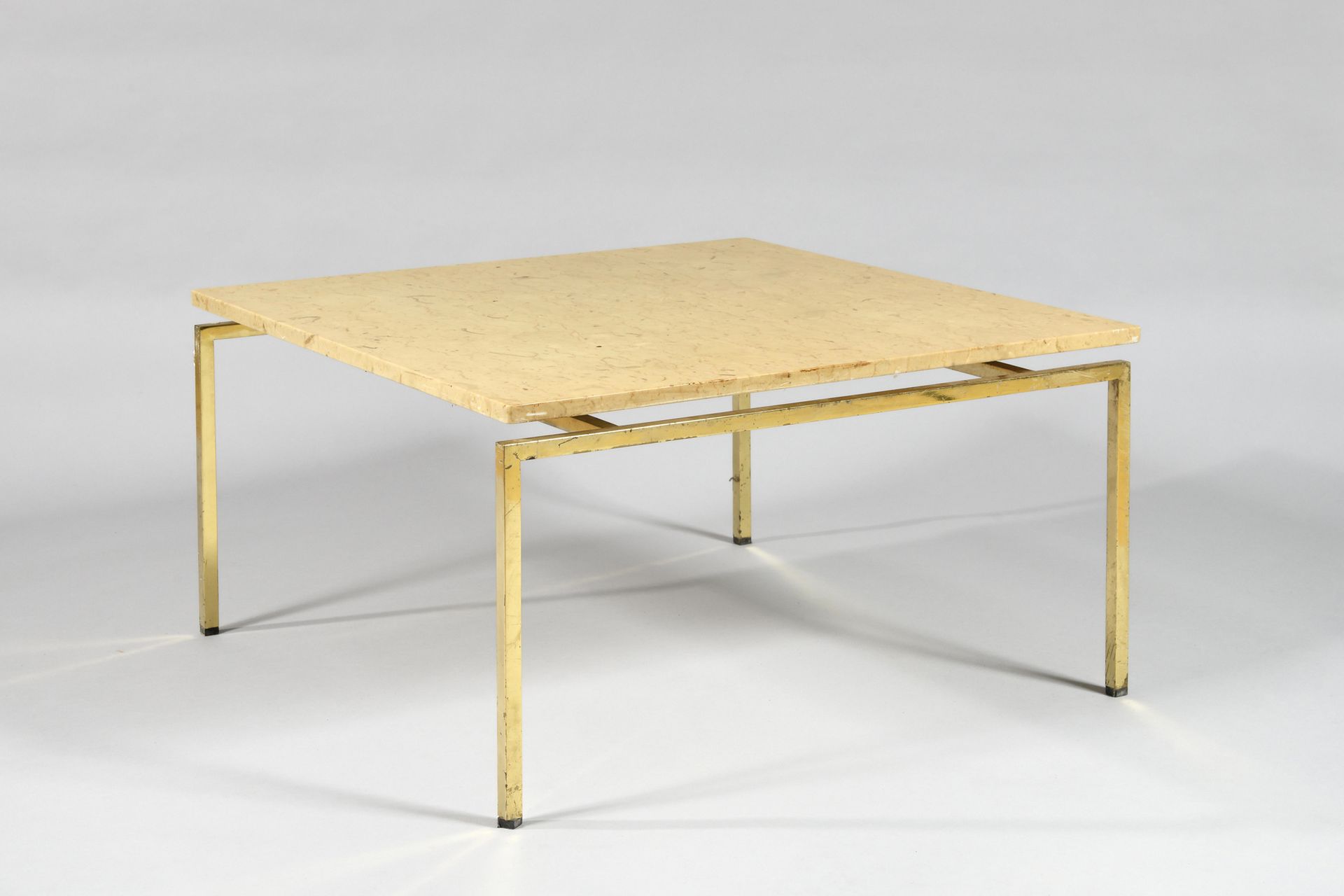 Null 在RAMSAY的GOUT 锻铁长方形石灰华咖啡桌，以前是镀金的，侧腿由一个滚动支架连接 高度：57厘米 - 长度：98厘米 - 宽度：49厘米