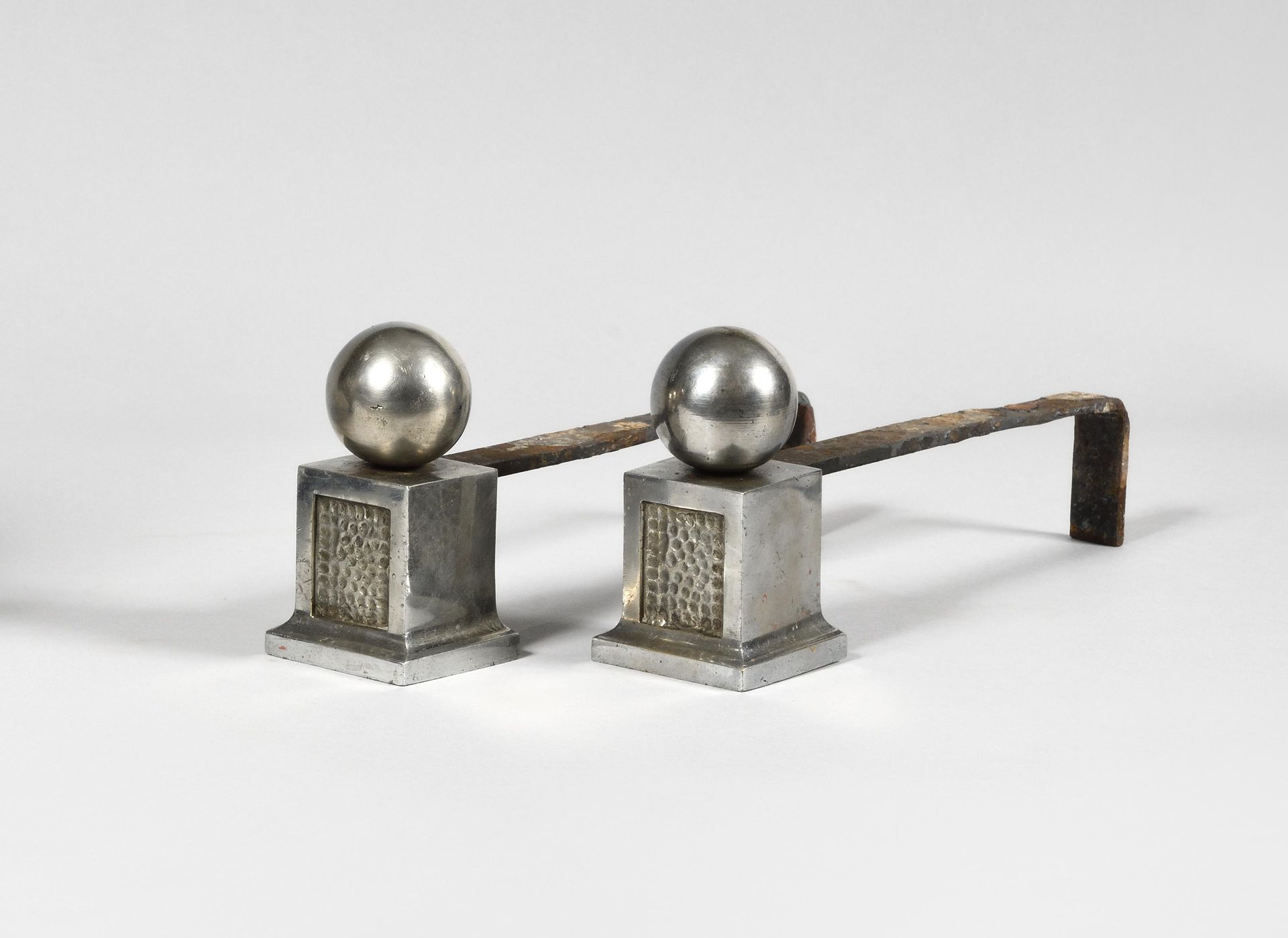 Null 20世纪30年代风格的作品 一对带球的镀铬铁制安定器，位于新古典主义的底座上，带有它们的铁杆 高度：15厘米 - 长度：34厘米 - 宽度：7.5厘米