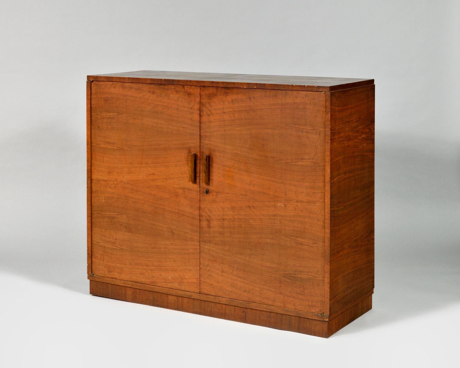 Null EDOUARD MENKES，归功于桃花心木单板柜，开口处有两片叶子，露出腰部的抽屉，里面有架子，架子和两个抽屉，放在一个略微凹陷的基座上 1930年&hellip;