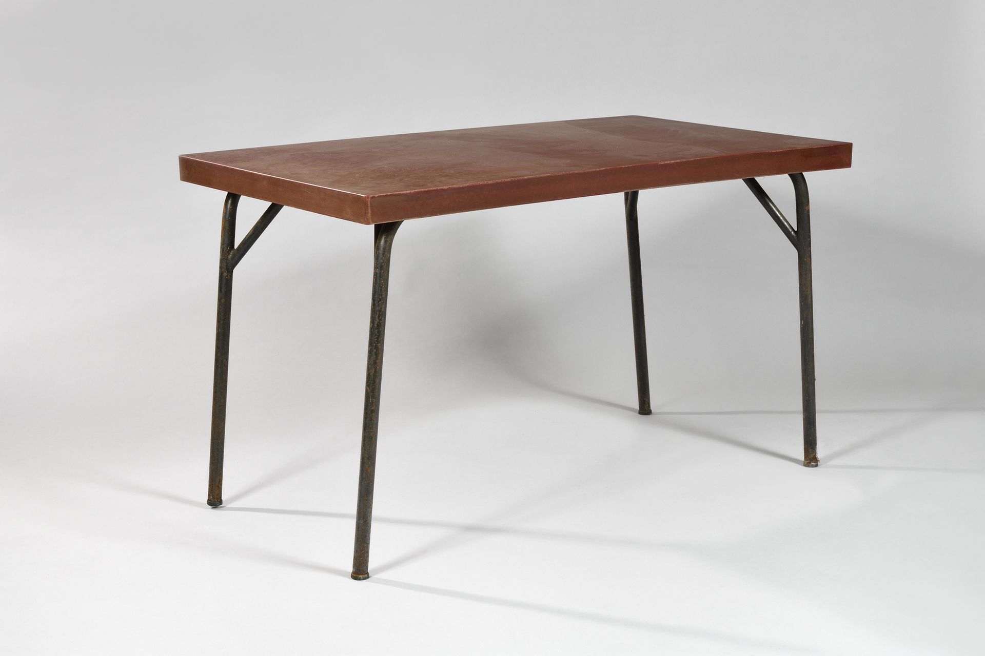 Null RENE HERBST (1891-1982) 长方形电木桌面的桌子，黑漆铁管底座 磨损，污渍，有生锈的痕迹 高度：71厘米 - 宽度：120厘米 -&hellip;