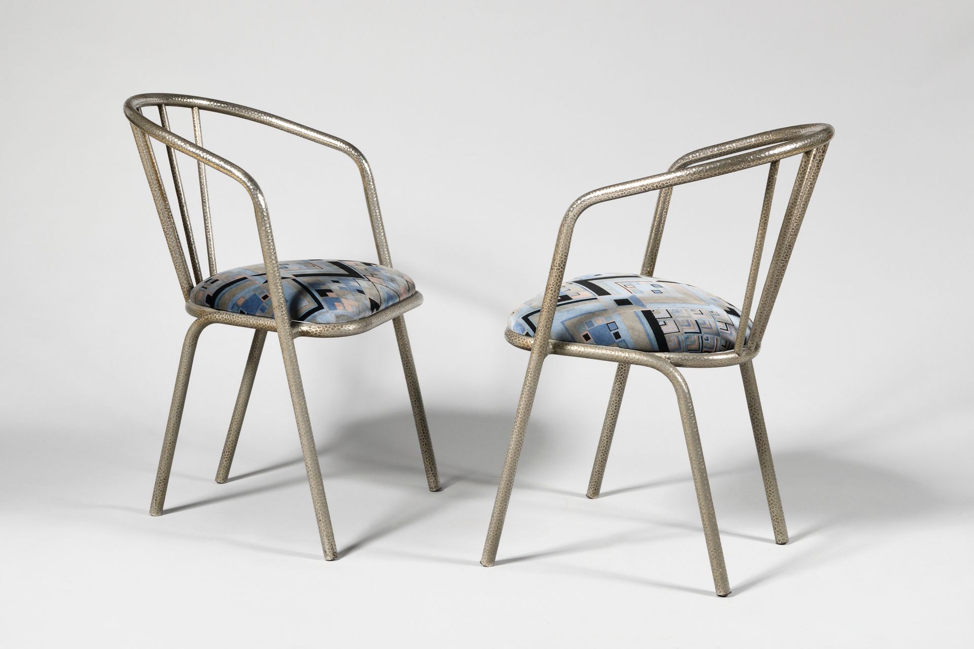 Null WORK OF THE 1920's Pair of gondola armchairs in hammered metal tube, uphols&hellip;