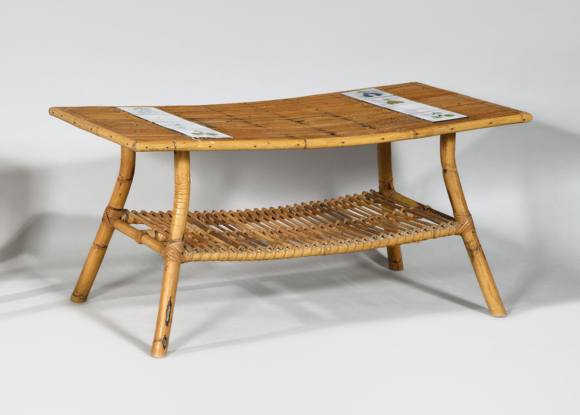 Null ROGER CAPRON (1922-2006) Tavolino in rattan con piano rettangolare decorato&hellip;