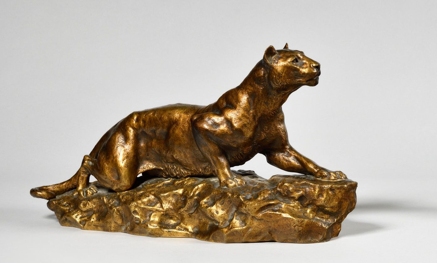 Null HIPPOLYTE PEYROL (1856-1929) Lioness on the lookout on a rock Patinated gil&hellip;