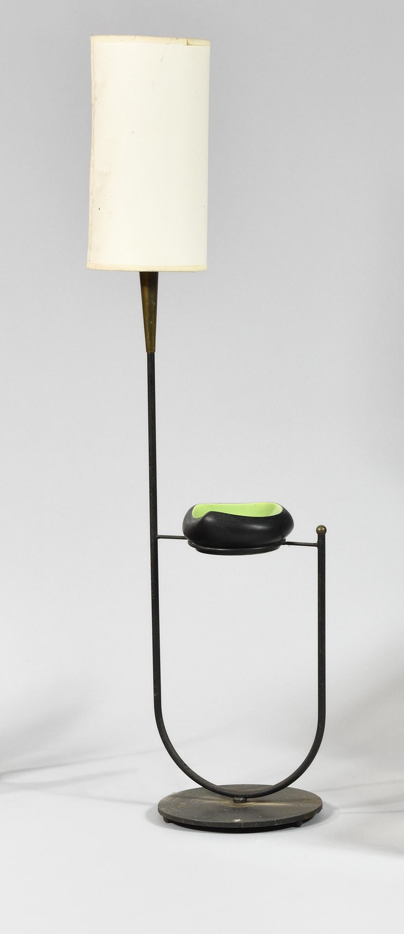 Null WORK OF THE 1950's Floor lamp in curved blackened metal tube on a circular &hellip;